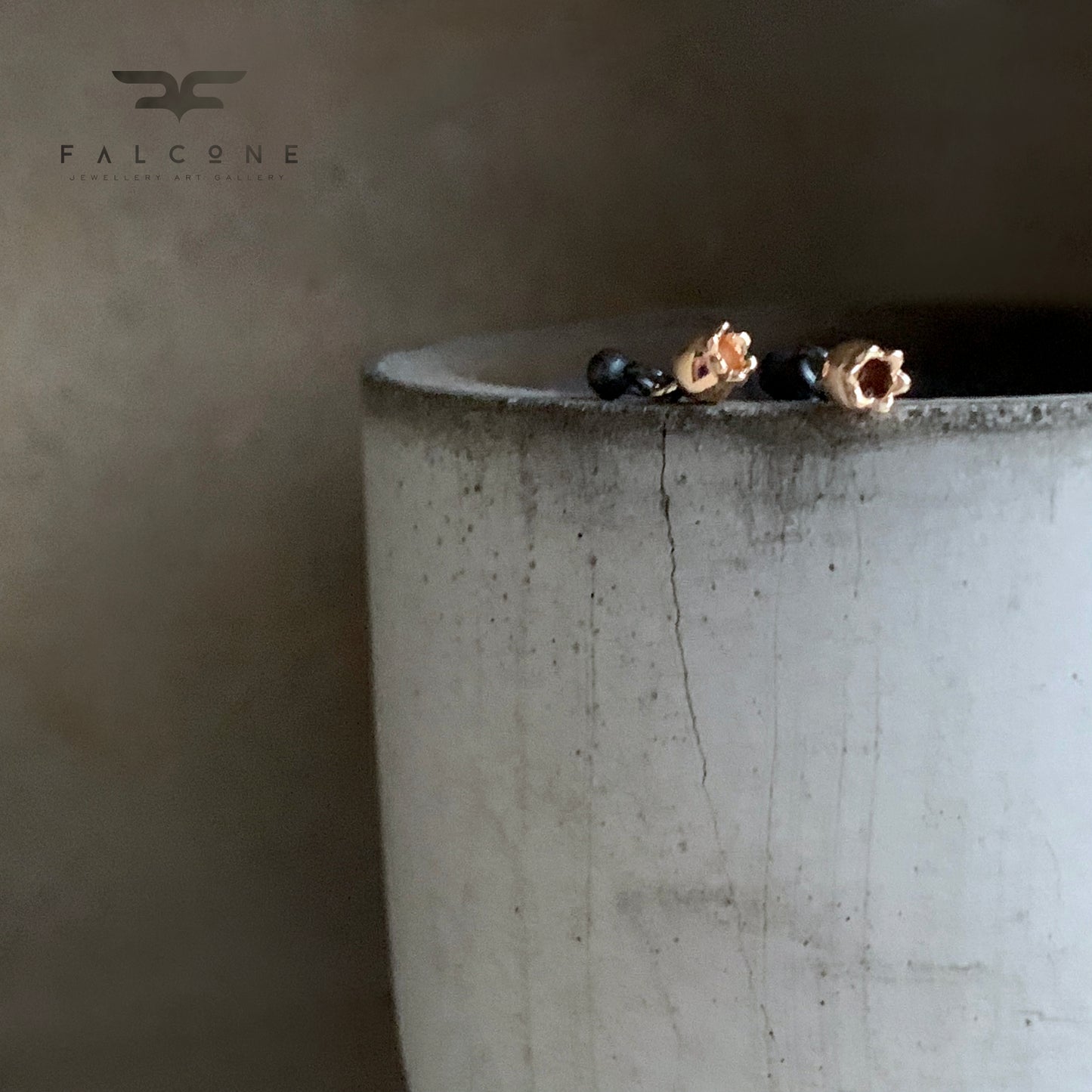 Pendientes pequeños de latón bañado en oro y plata de ley ‘Bayas Doradas’