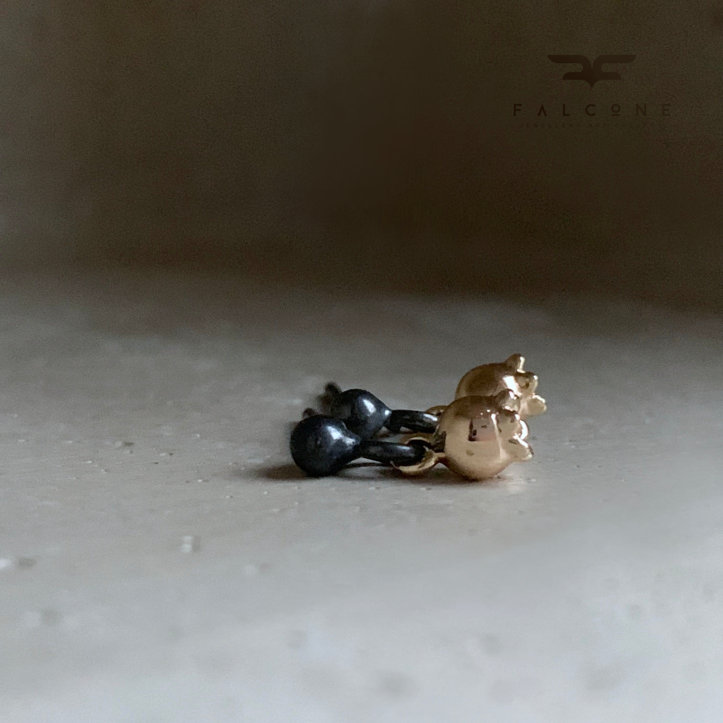 Pendientes pequeños de latón bañado en oro y plata de ley ‘Bayas Doradas’