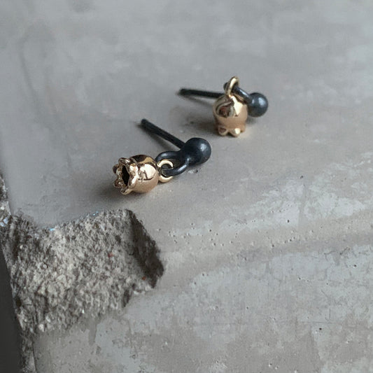 Pendientes pequeños de latón bañado en oro y plata de ley ‘Bayas Doradas’