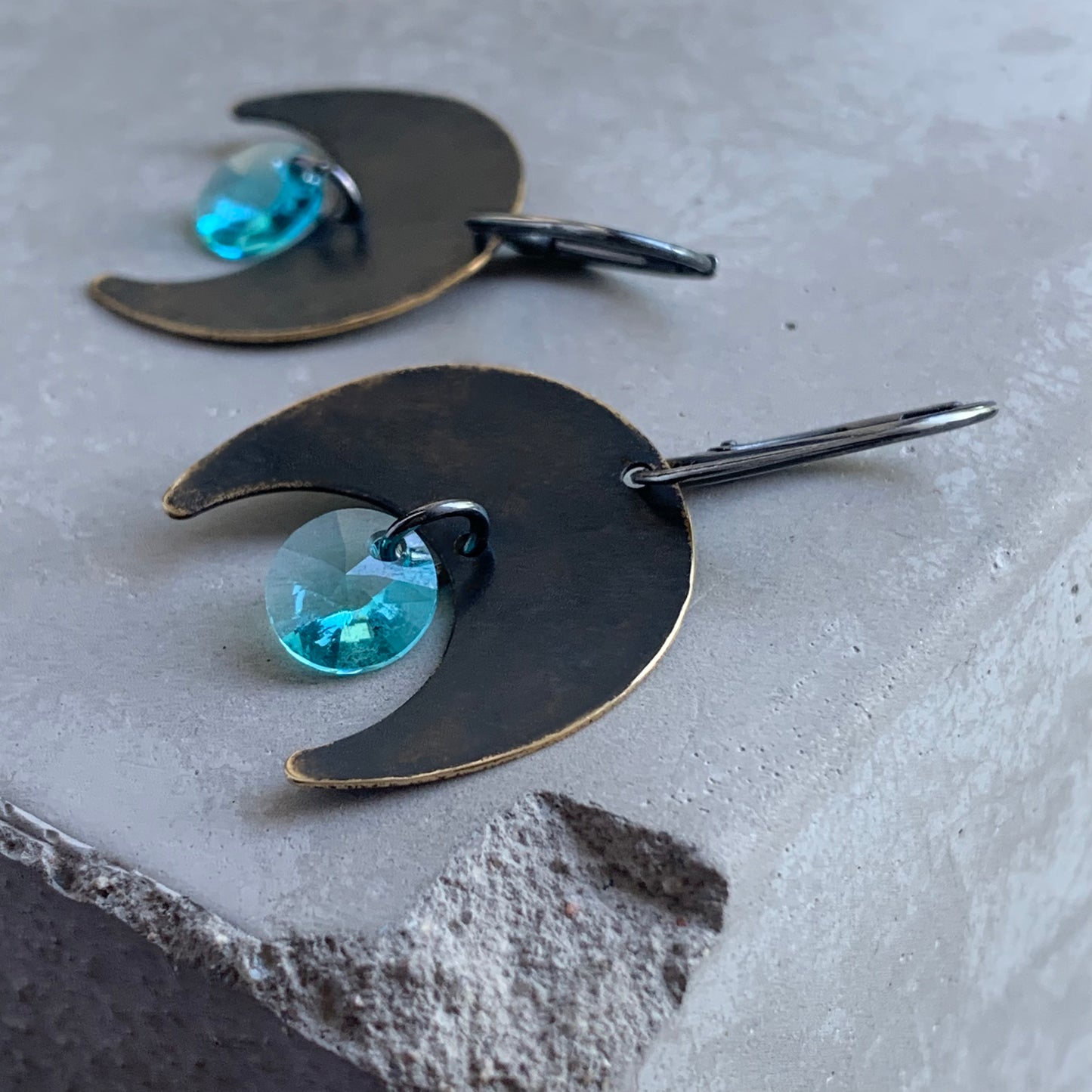 Pendientes de latón, cristales de Swarovski y plata de ley 'Luna oscura y resplandor turquesa'