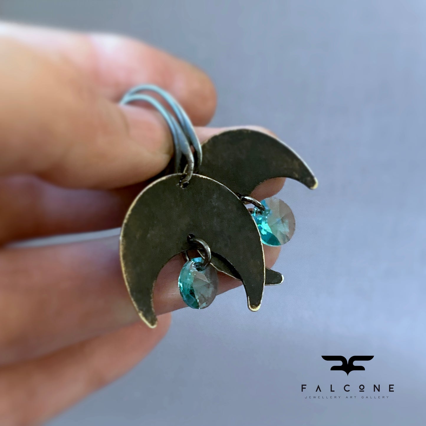 Pendientes de latón, cristales de Swarovski y plata de ley 'Luna oscura y resplandor turquesa'