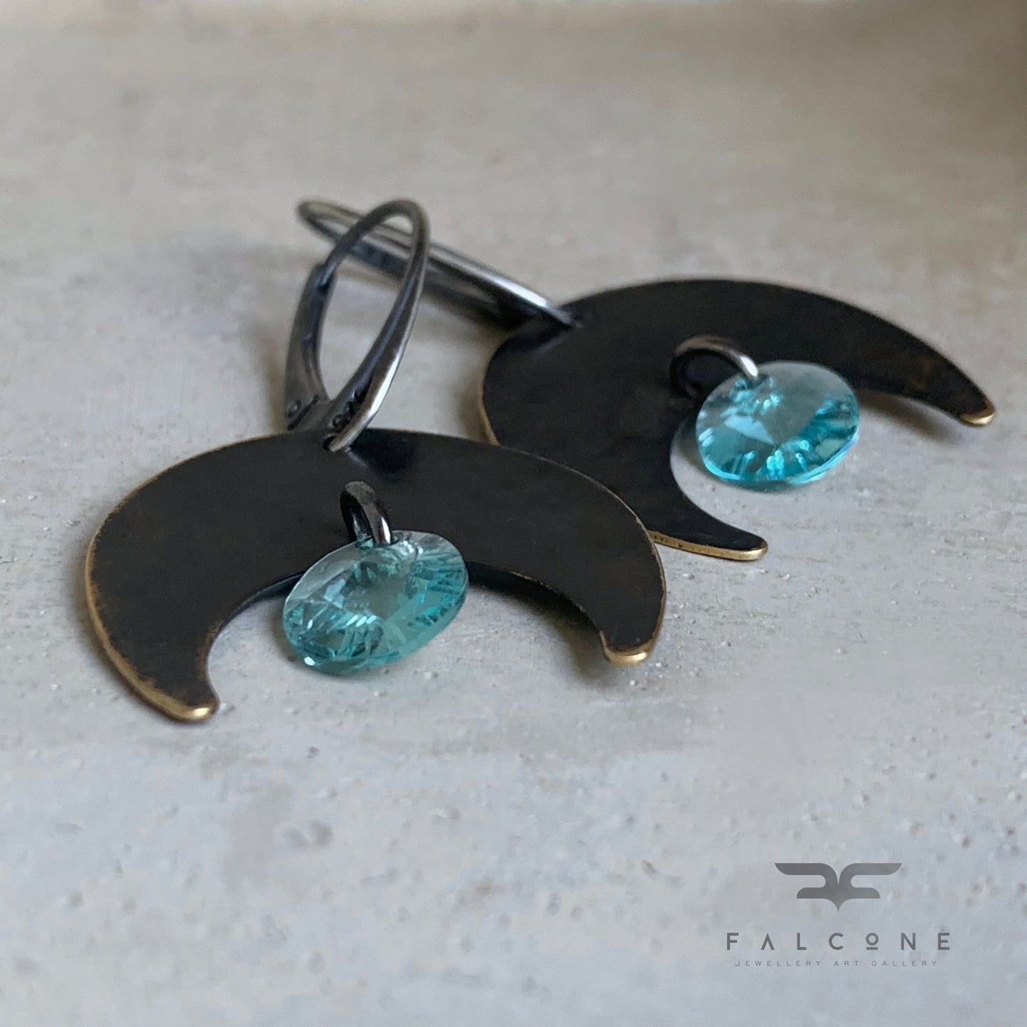 Pendientes de latón, cristales de Swarovski y plata de ley 'Luna oscura y resplandor turquesa'