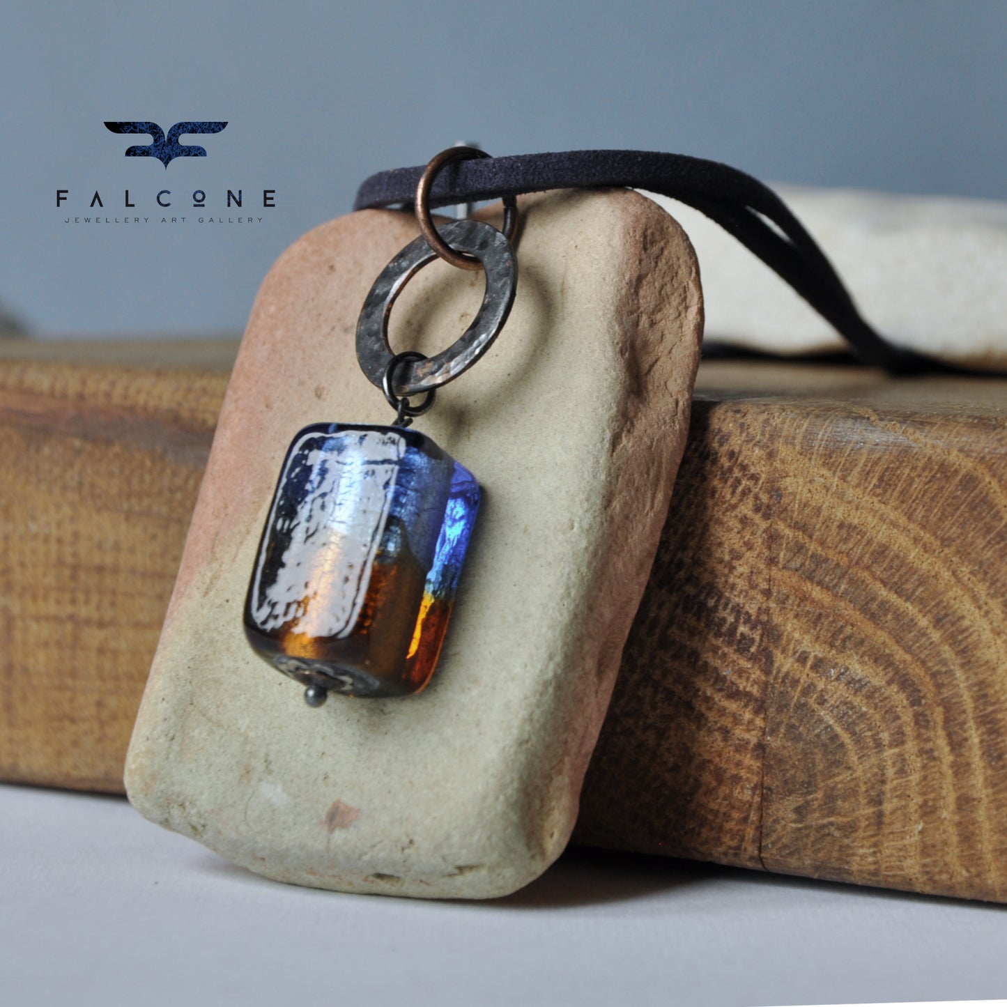 Collar de cobre forjado a mano con colgante de cristal veneciano 'Old Lighthouse Keeper'