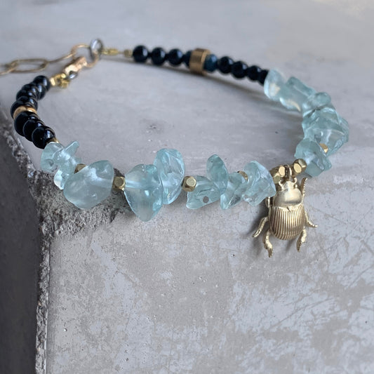 Pulsera de fluorita, ónix y latón 'Piedras y Escarabajo Dorado'