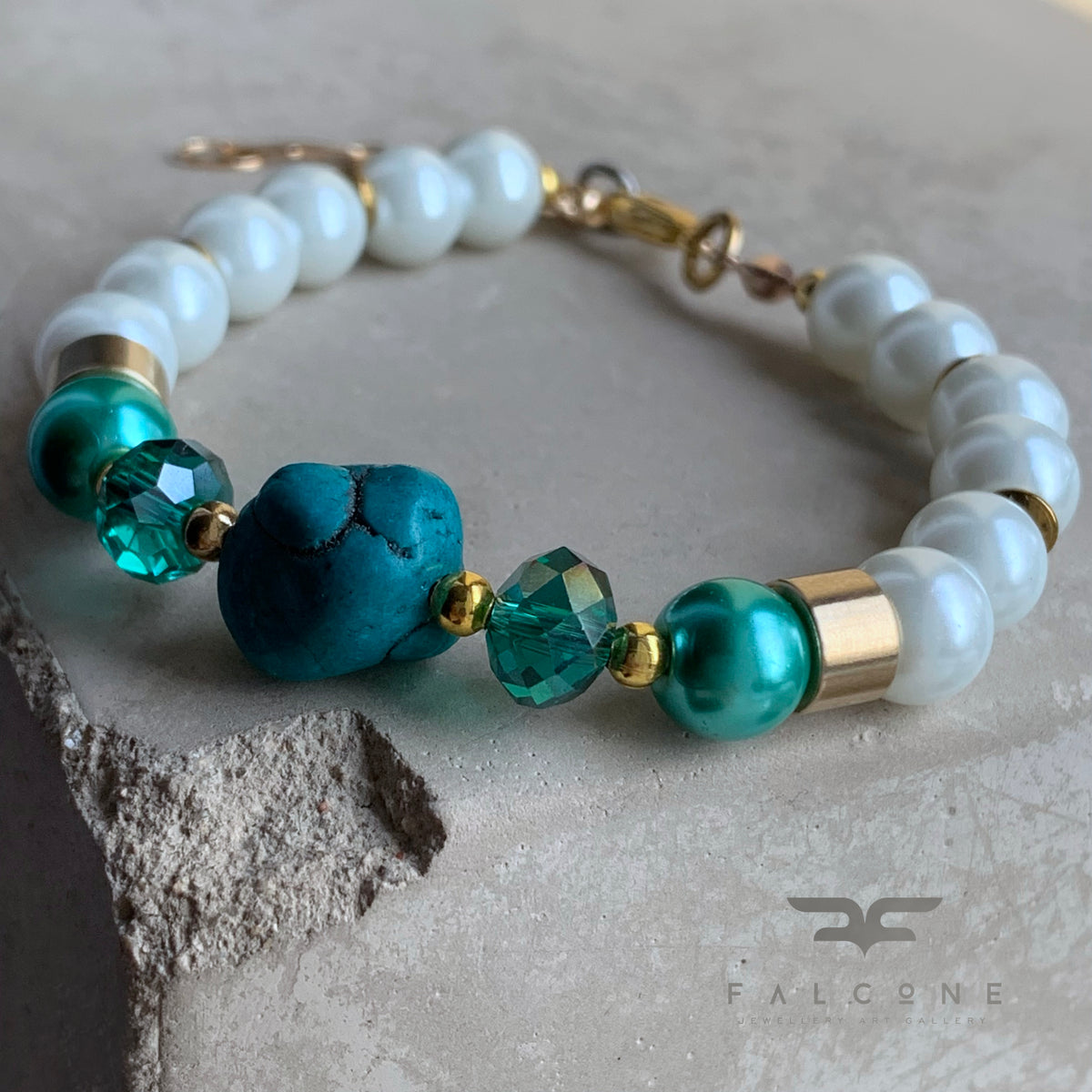 Howlite, Glass Pearl and Brass Bracelet ‘Howlite & Pearls’