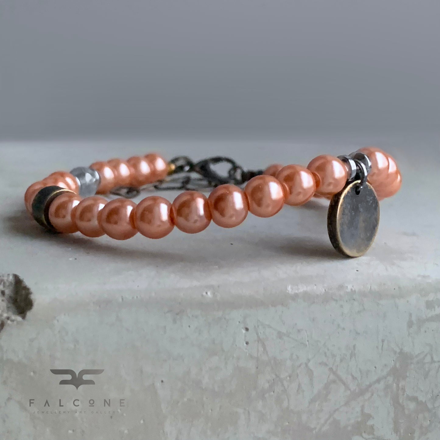 Pulsera de perlas de vidrio y latón 'Rosa melocotón empolvado'