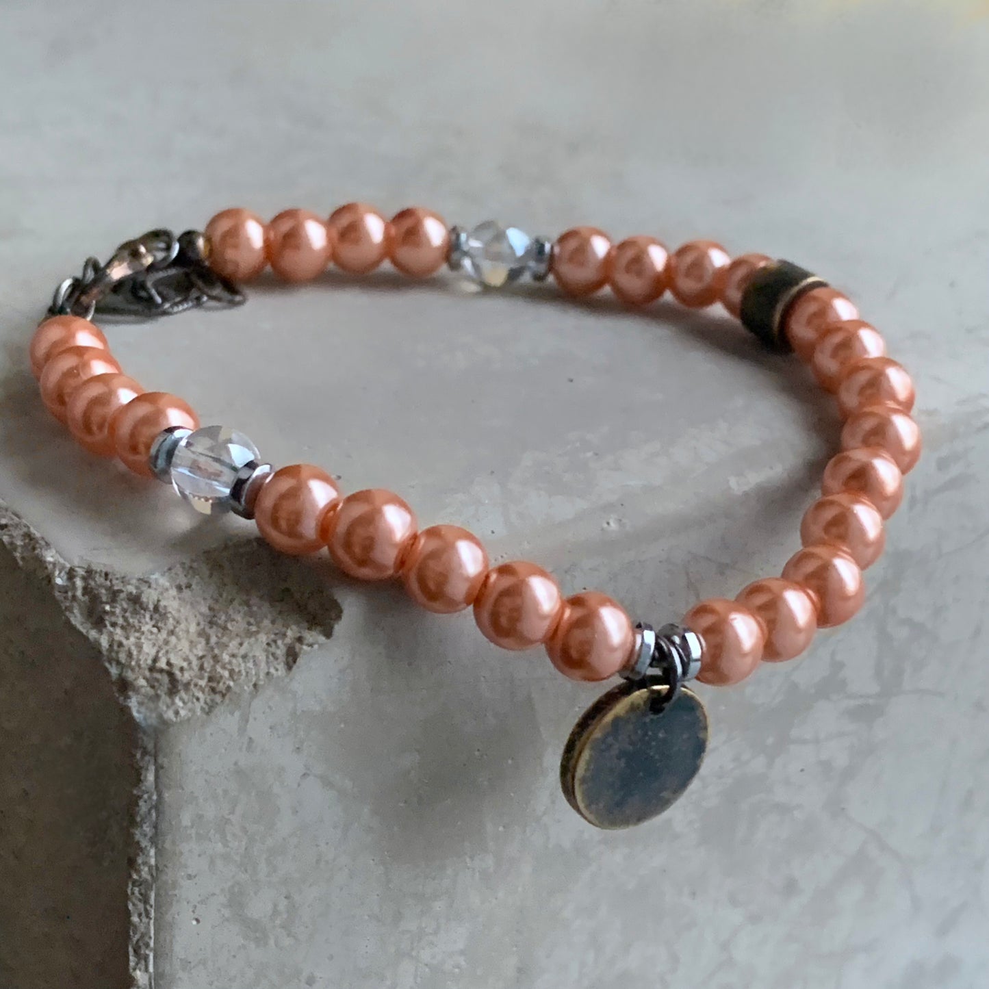 Pulsera de perlas de vidrio y latón 'Rosa melocotón empolvado'