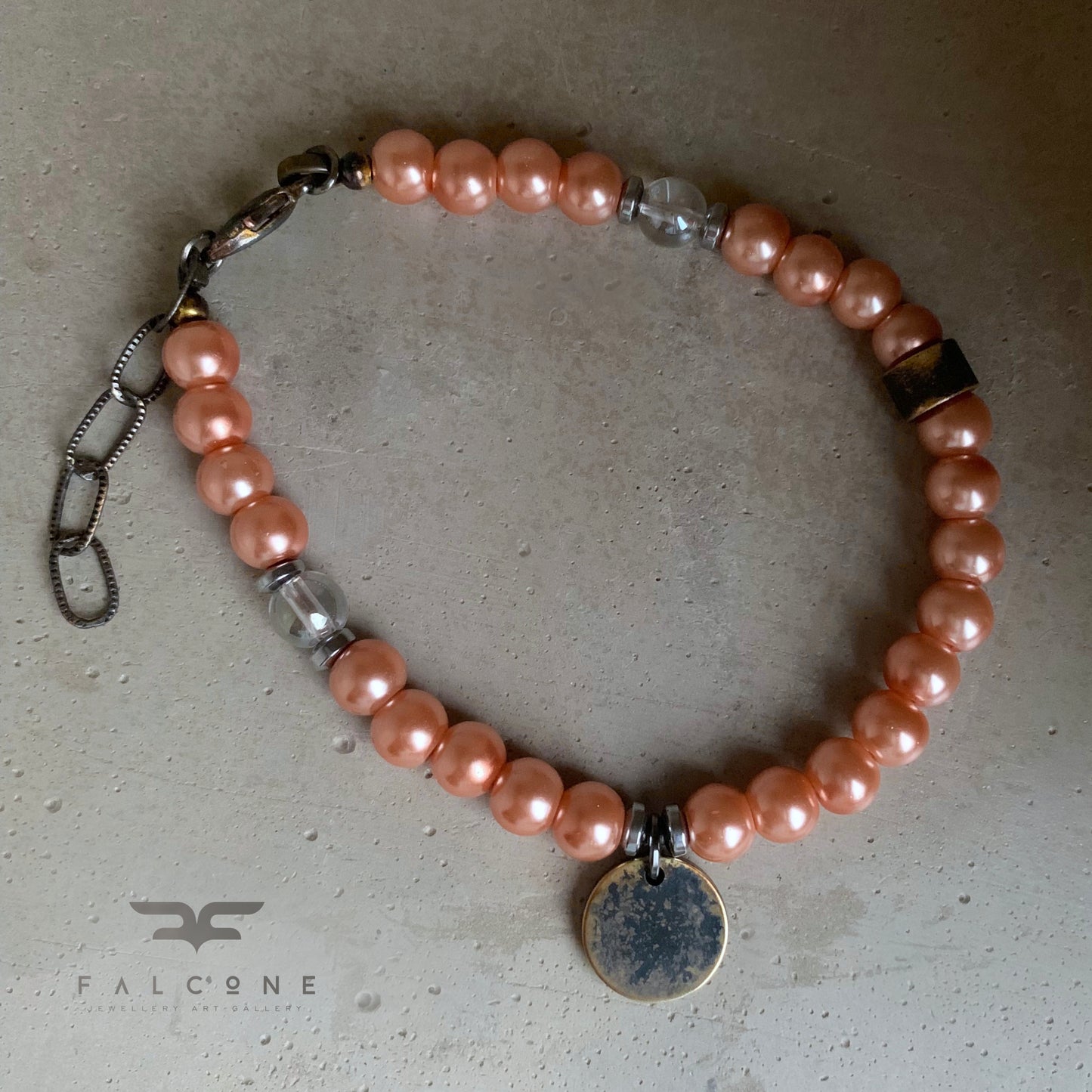 Pulsera de perlas de vidrio y latón 'Rosa melocotón empolvado'
