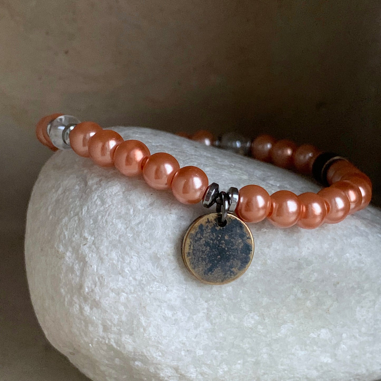 Pulsera de perlas de vidrio y latón 'Rosa melocotón empolvado'