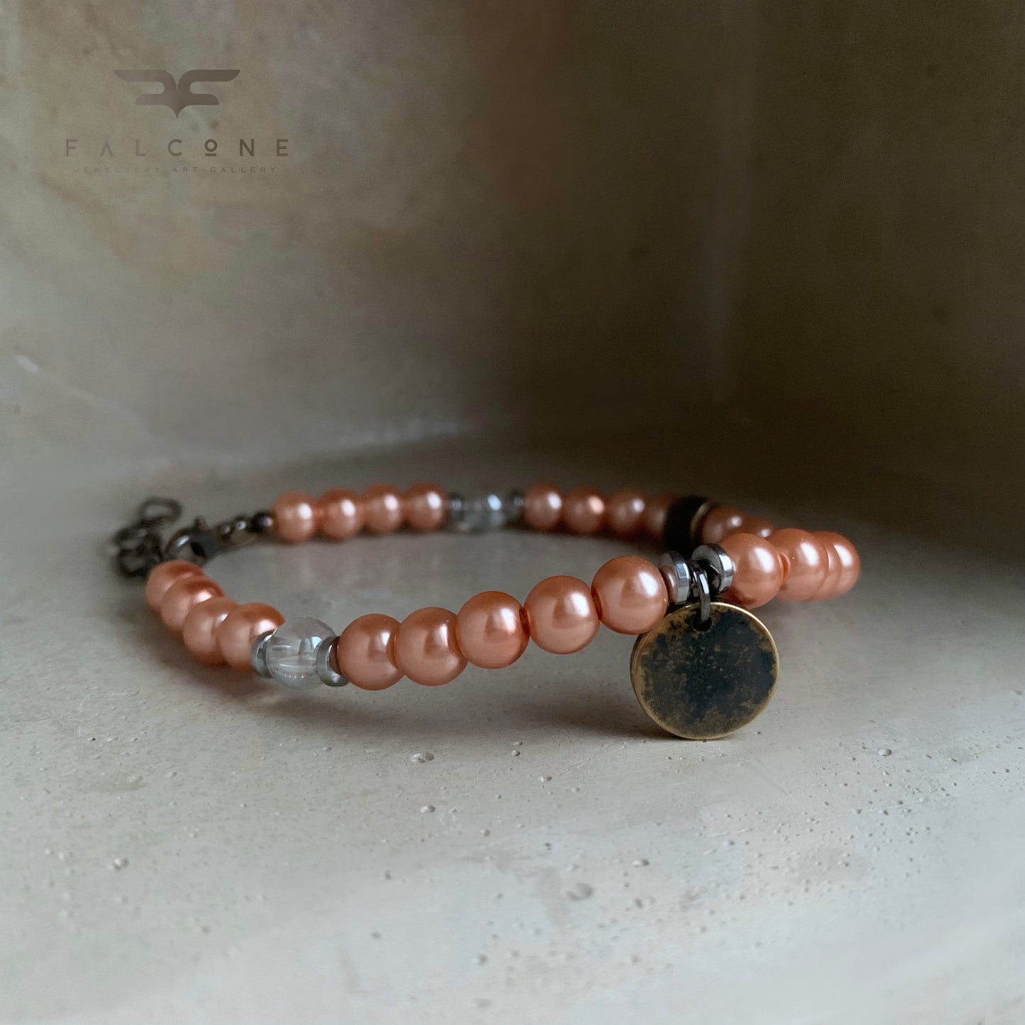 Pulsera de perlas de vidrio y latón 'Rosa melocotón empolvado'