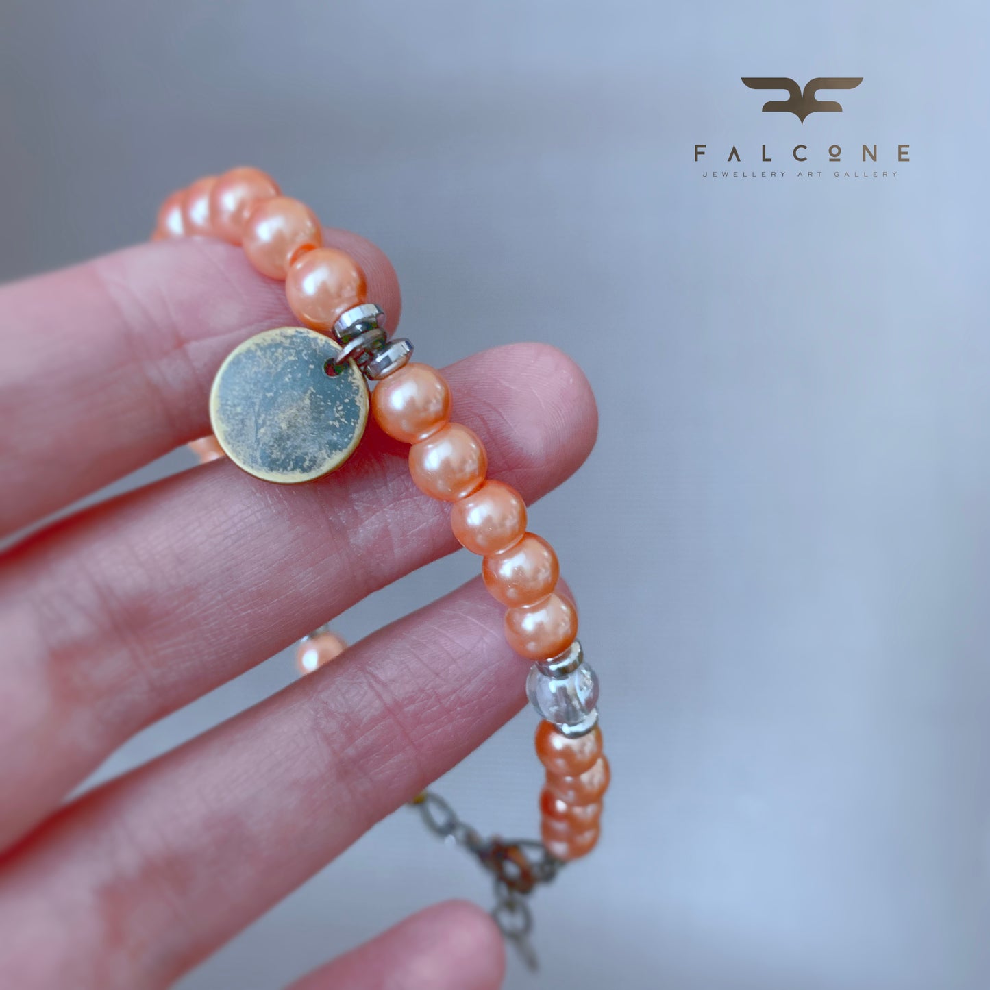 Pulsera de perlas de vidrio y latón 'Rosa melocotón empolvado'