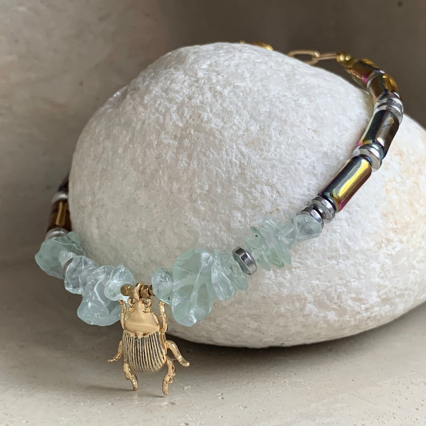 Pulsera de fluorita, vidrio y latón con escarabajo de latón bañado en oro ‘Piedras y Escarabajo Dorado’