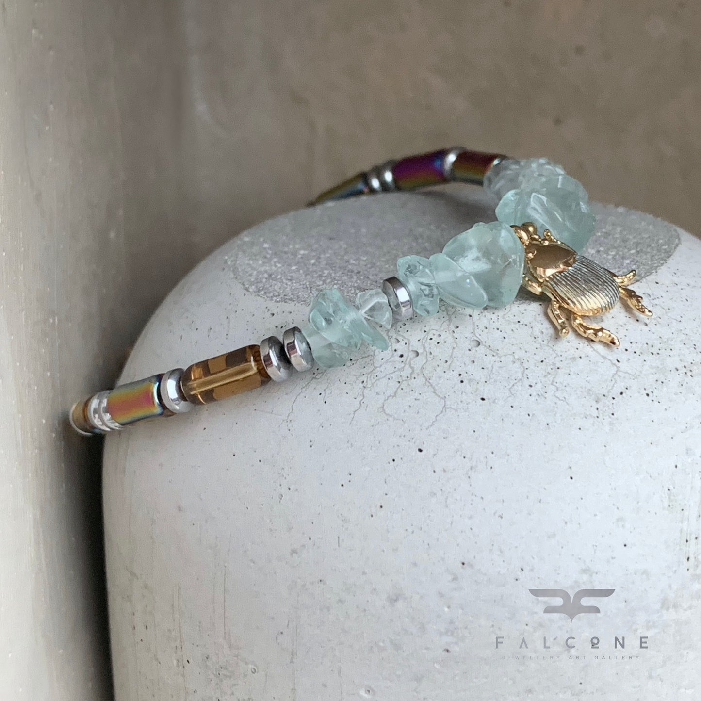 Pulsera de fluorita, vidrio y latón con escarabajo de latón bañado en oro ‘Piedras y Escarabajo Dorado’