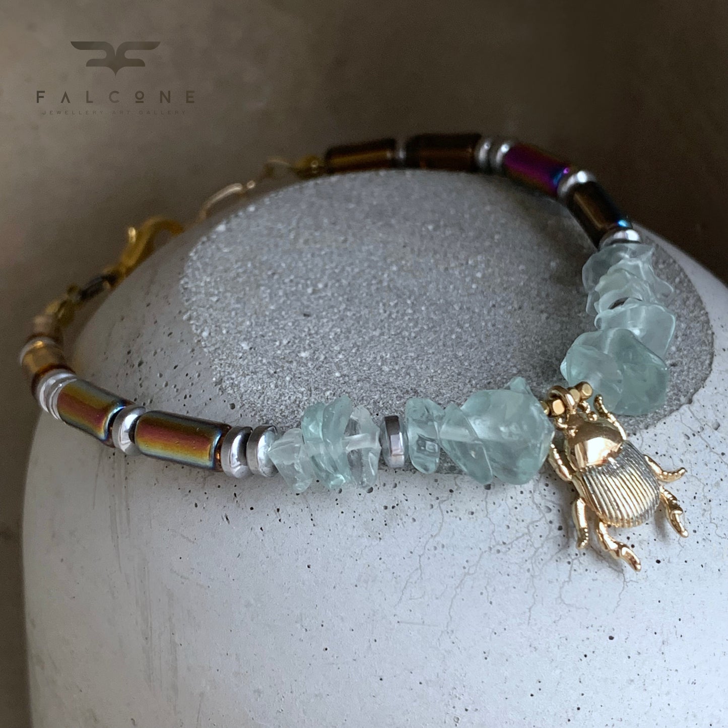 Pulsera de fluorita, vidrio y latón con escarabajo de latón bañado en oro ‘Piedras y Escarabajo Dorado’
