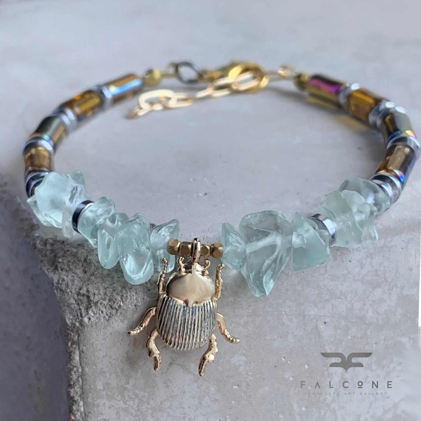 Pulsera de fluorita, vidrio y latón con escarabajo de latón bañado en oro ‘Piedras y Escarabajo Dorado’