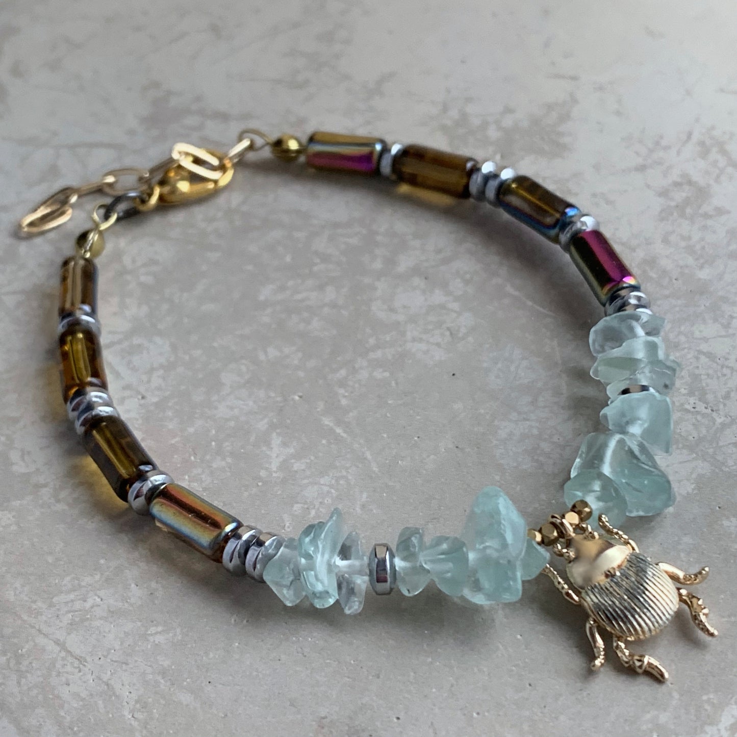 Pulsera de fluorita, vidrio y latón con escarabajo de latón bañado en oro ‘Piedras y Escarabajo Dorado’