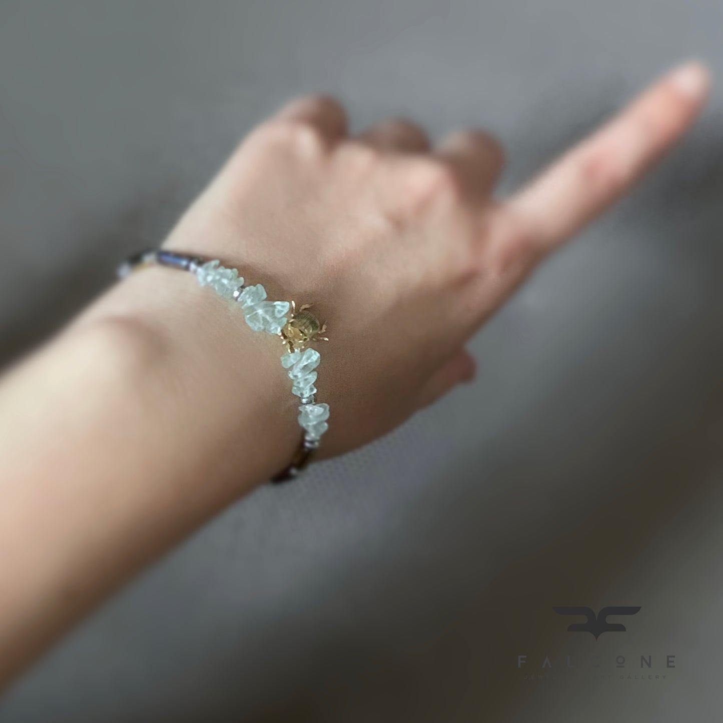 Pulsera de fluorita, vidrio y latón con escarabajo de latón bañado en oro ‘Piedras y Escarabajo Dorado’