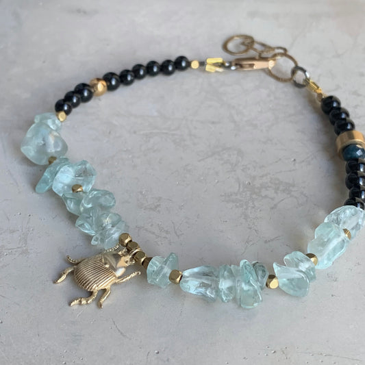 Pulsera de fluorita, ónix y latón 'Piedras y Escarabajo Dorado'