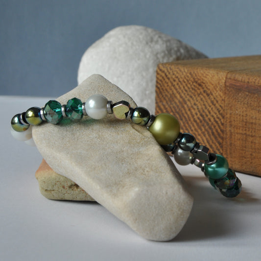 Bracelet with hematite and glass pearls 'Hearts with Pistachio'