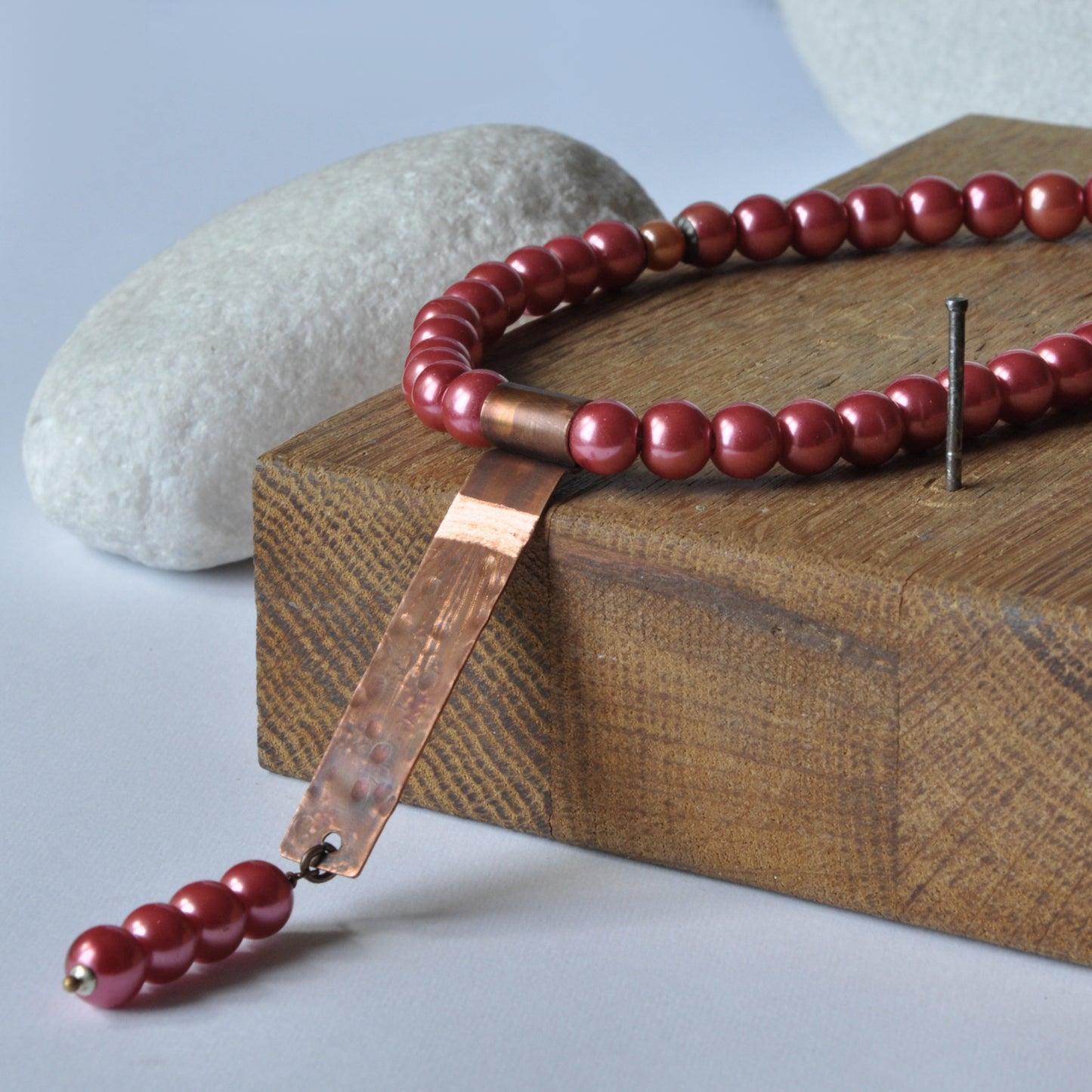 Collar de cobre hecho a mano con perlas de cristal y colgante de cobre 'Powder Pink'