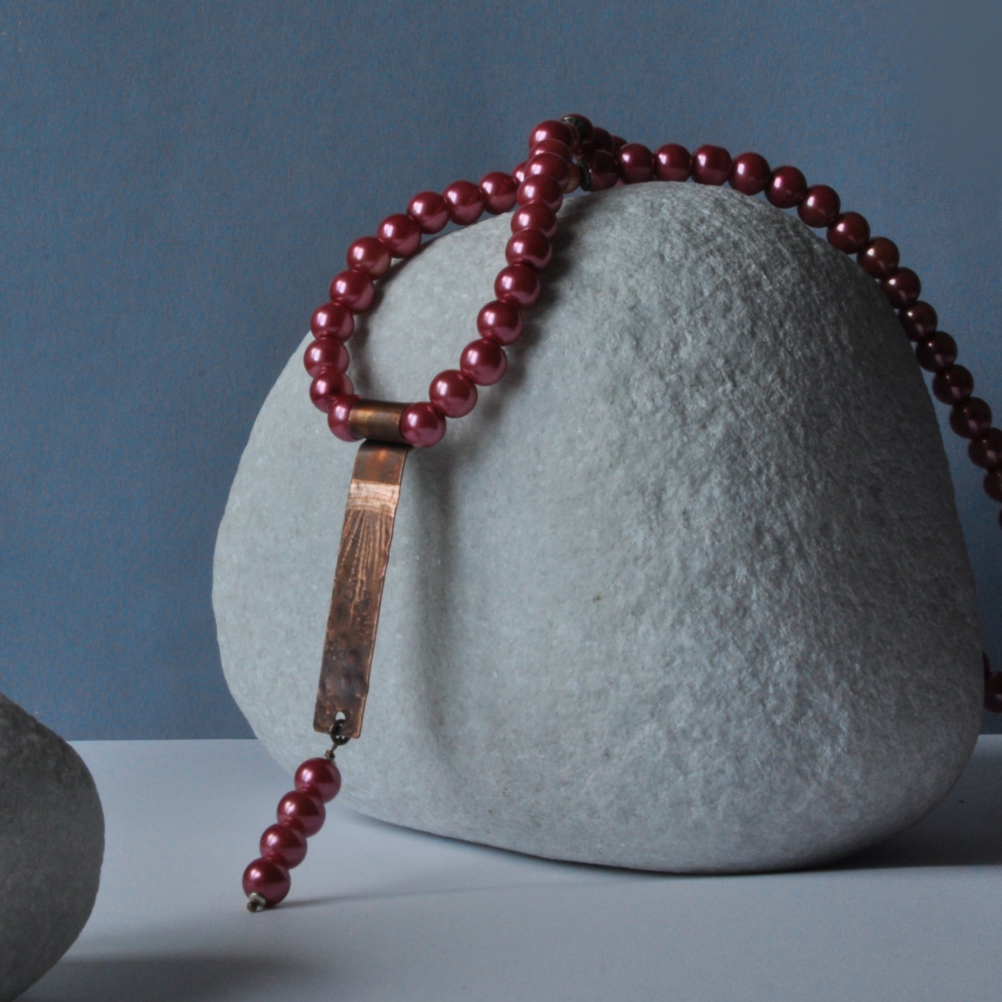 Collar de cobre hecho a mano con perlas de cristal y colgante de cobre 'Powder Pink'