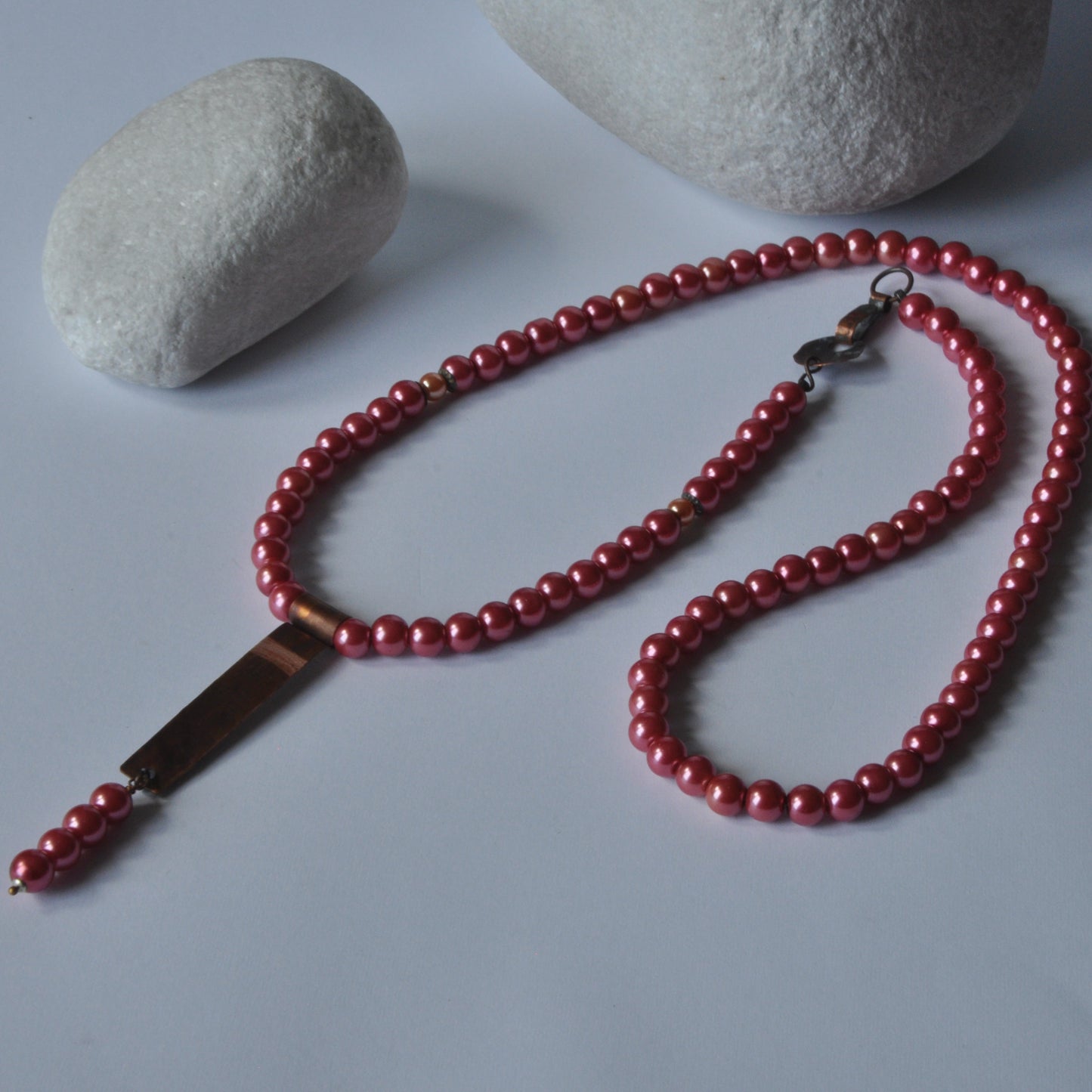 Collar de cobre hecho a mano con perlas de cristal y colgante de cobre 'Powder Pink'