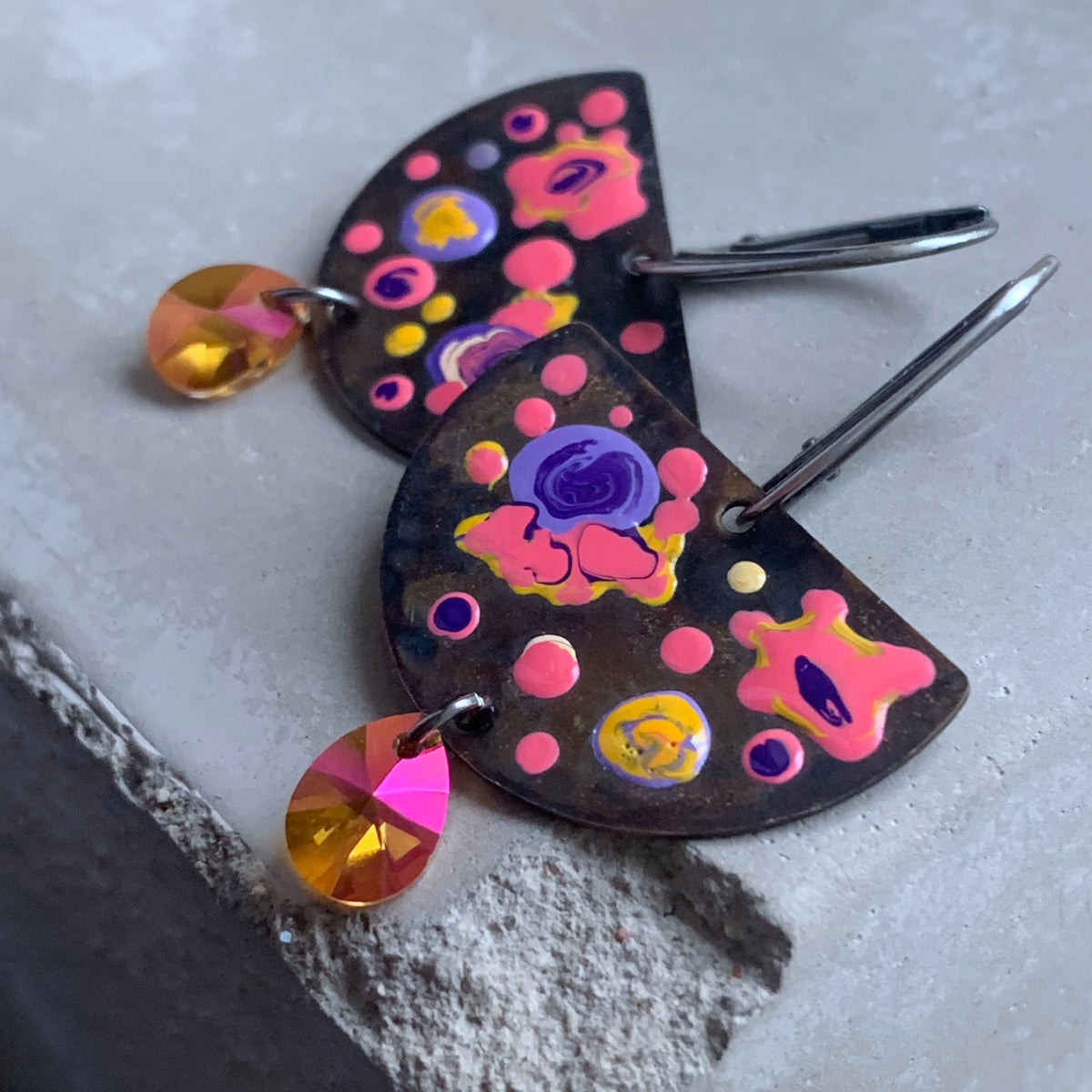 Pendientes de latón, cristales de Swarovski y plata de ley 'Jardín cósmico y Swarovski naranja'