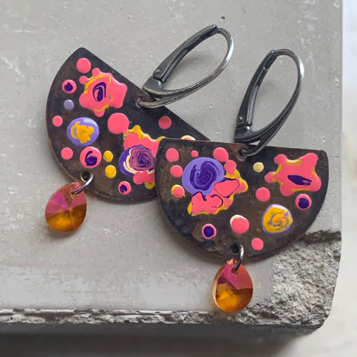 Pendientes de latón, cristales de Swarovski y plata de ley 'Jardín cósmico y Swarovski naranja'