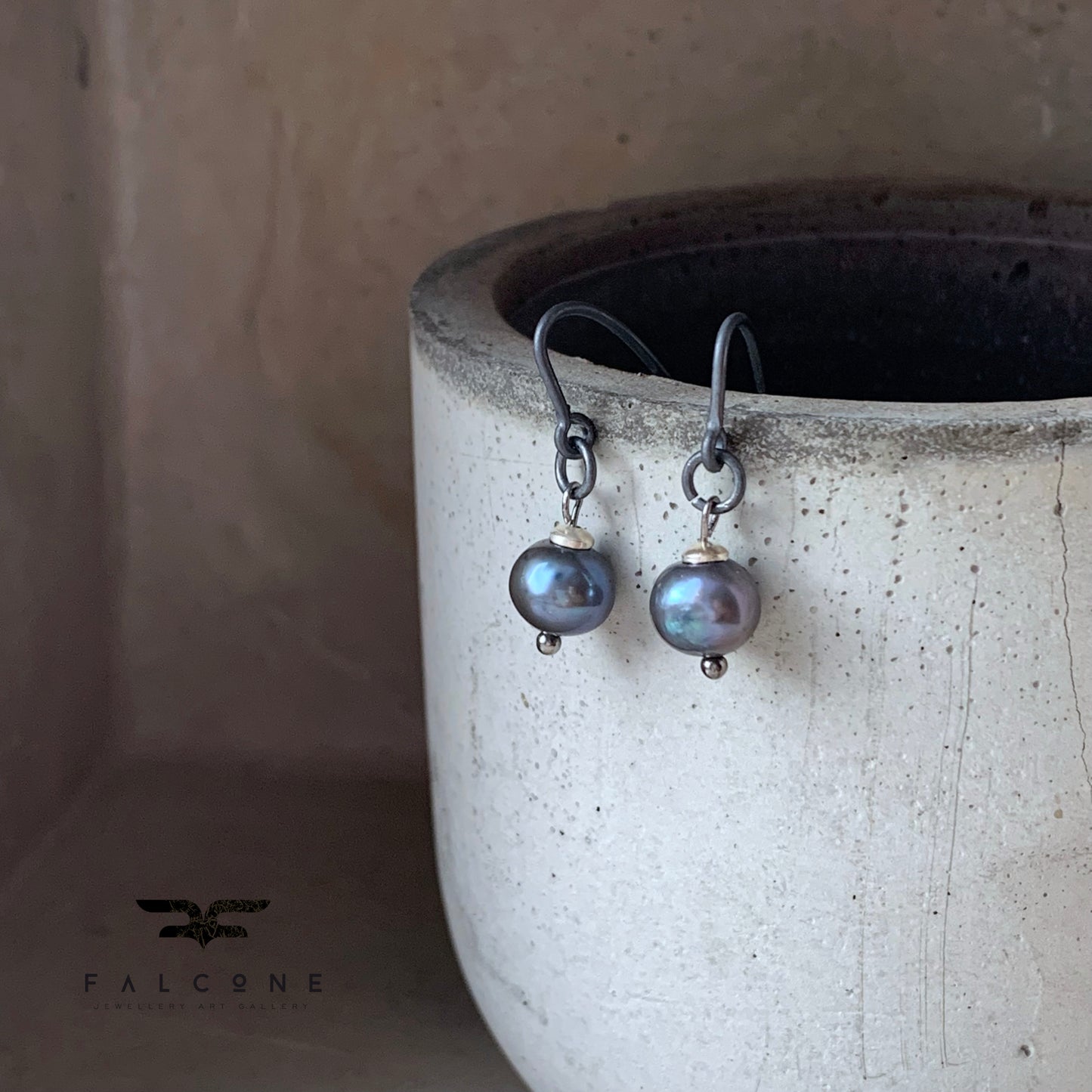 Pendientes de plata con perlas naturales en tono antracita con brillo azul 'Black Pearl'