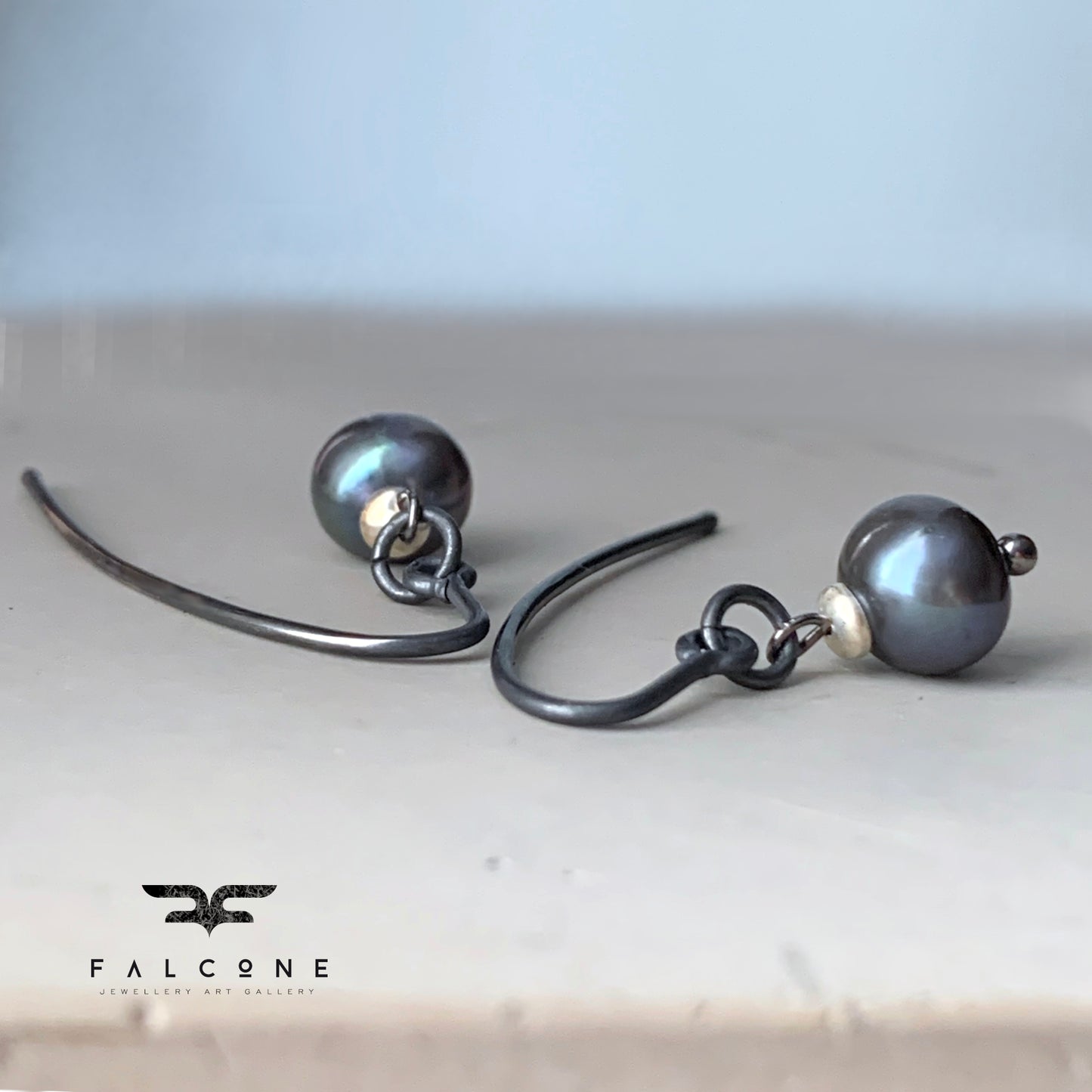 Pendientes de plata con perlas naturales en tono antracita con brillo azul 'Black Pearl'