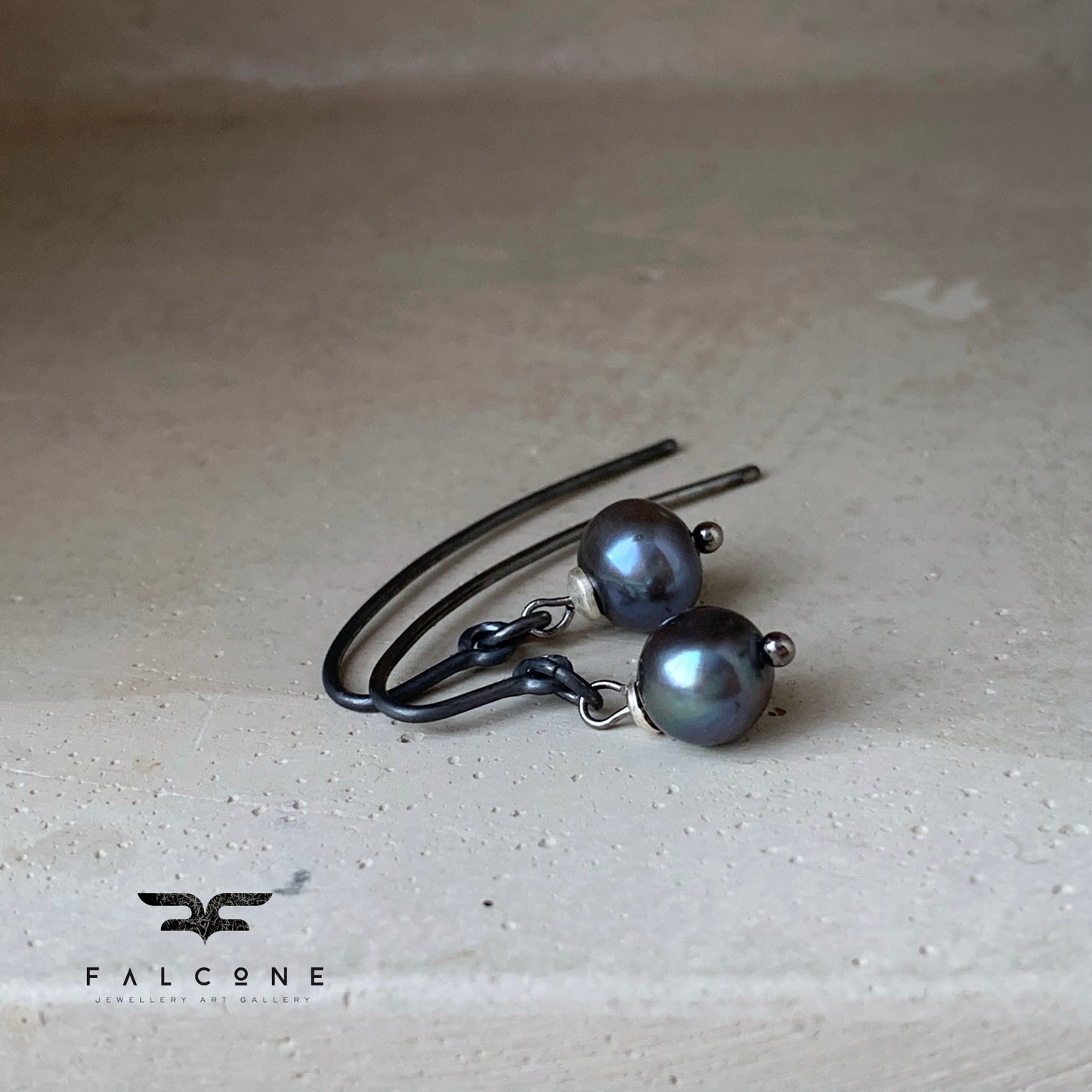 Pendientes de plata con perlas naturales en tono antracita con brillo azul 'Black Pearl'