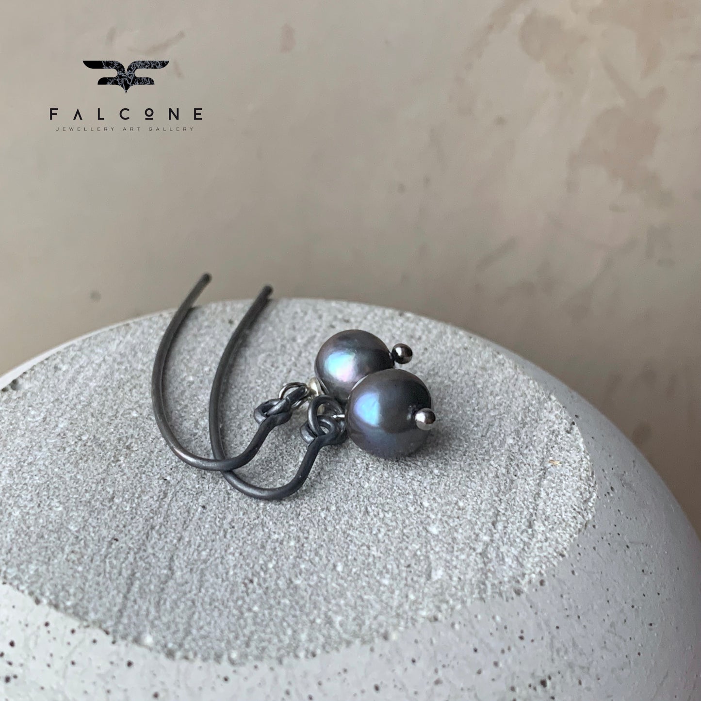 Pendientes de plata con perlas naturales en tono antracita con brillo azul 'Black Pearl'