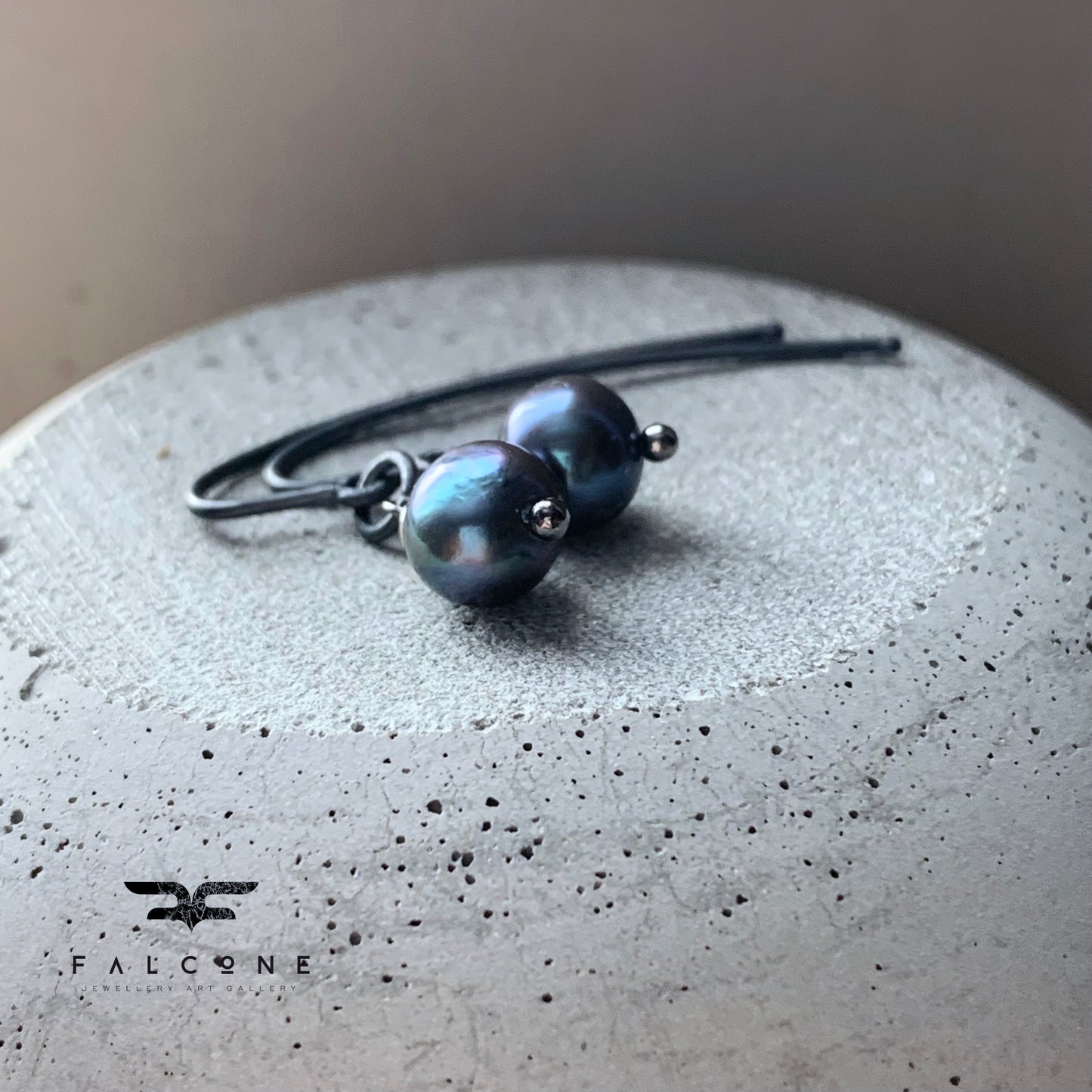 Pendientes de plata con perlas naturales en tono antracita con brillo azul 'Black Pearl'