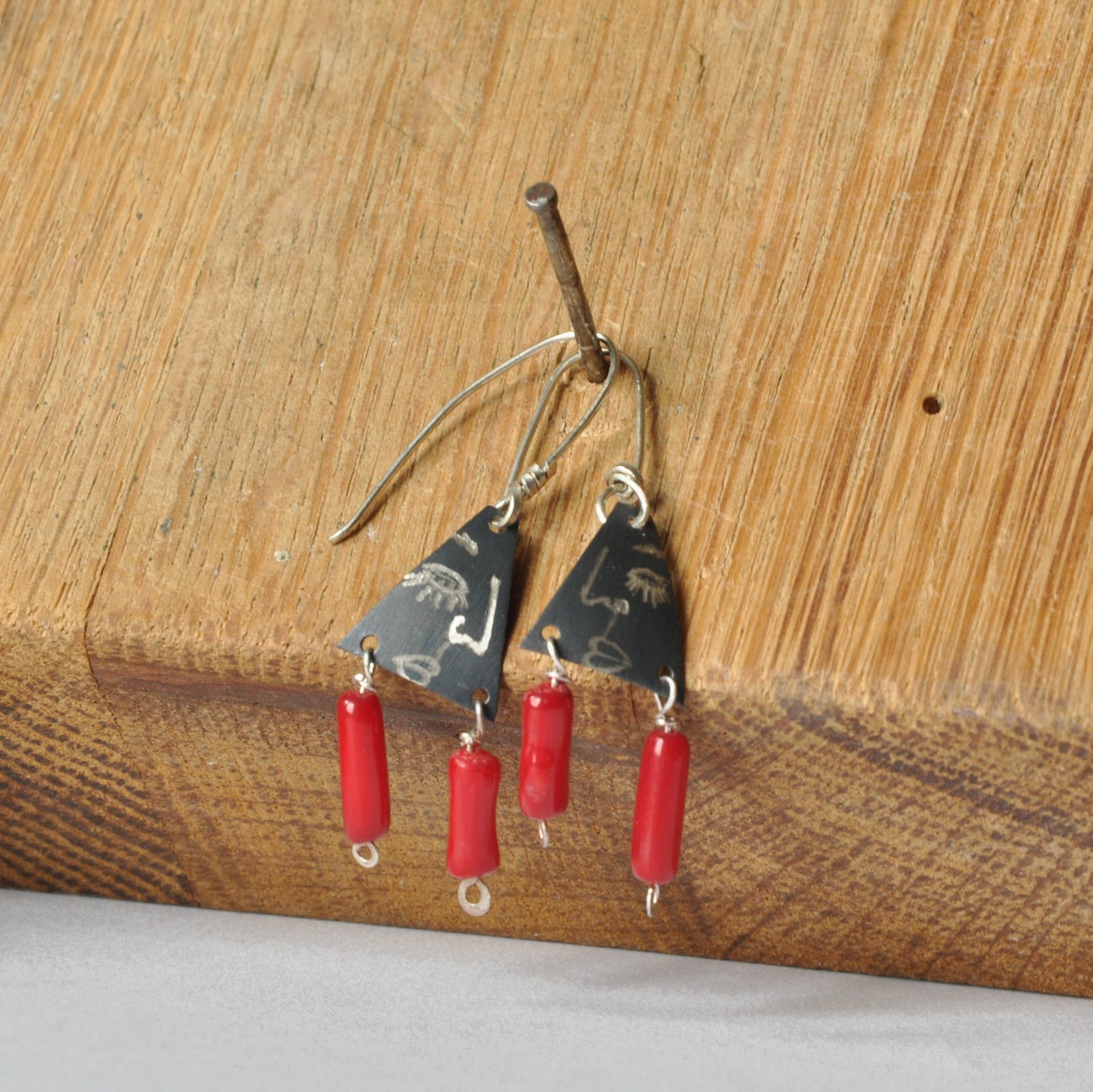 Engraved earrings in oxidized silver and with natural coral 'Dialog'