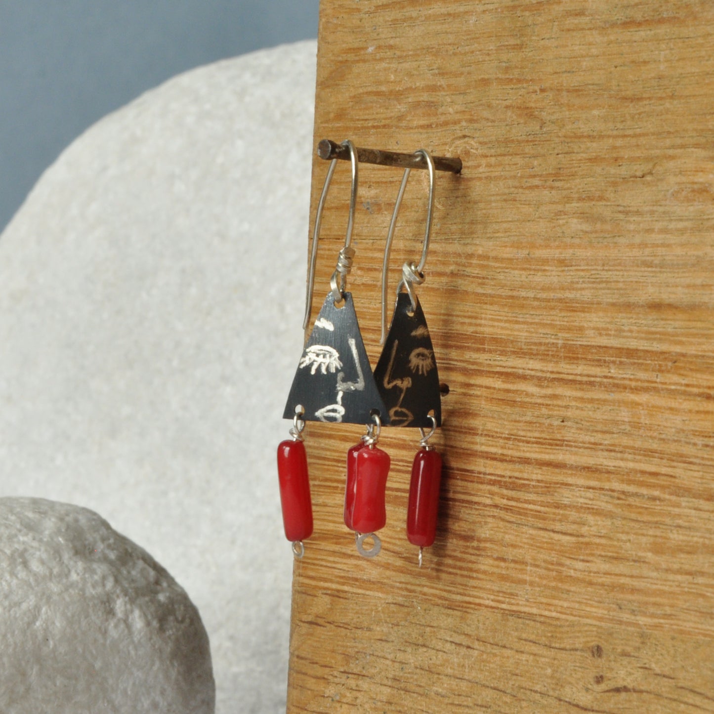 Engraved earrings in oxidized silver and with natural coral 'Dialog'