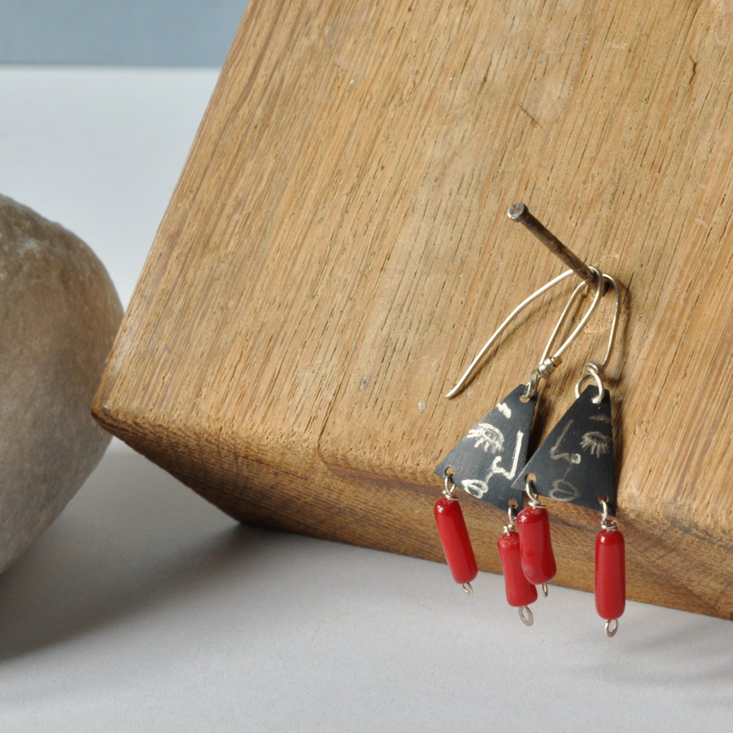 Engraved earrings in oxidized silver and with natural coral 'Dialog'