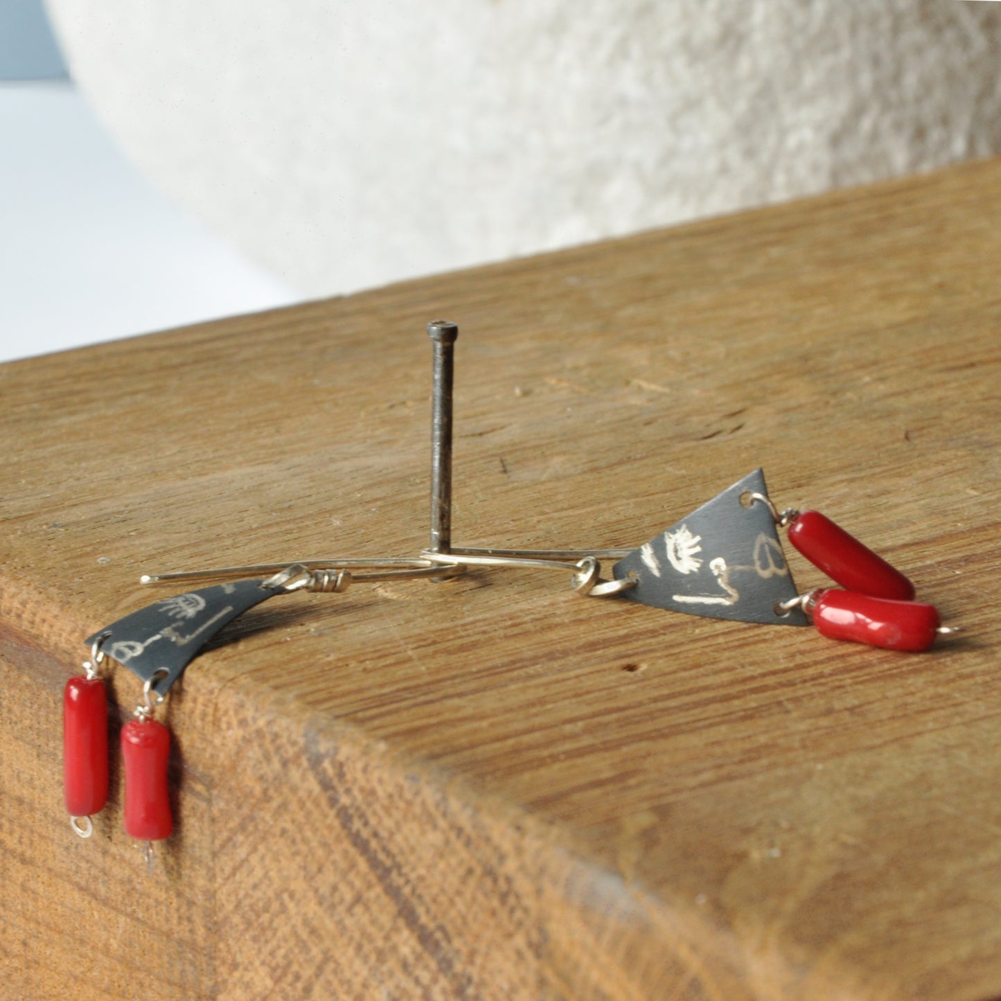 Engraved earrings in oxidized silver and with natural coral 'Dialog'