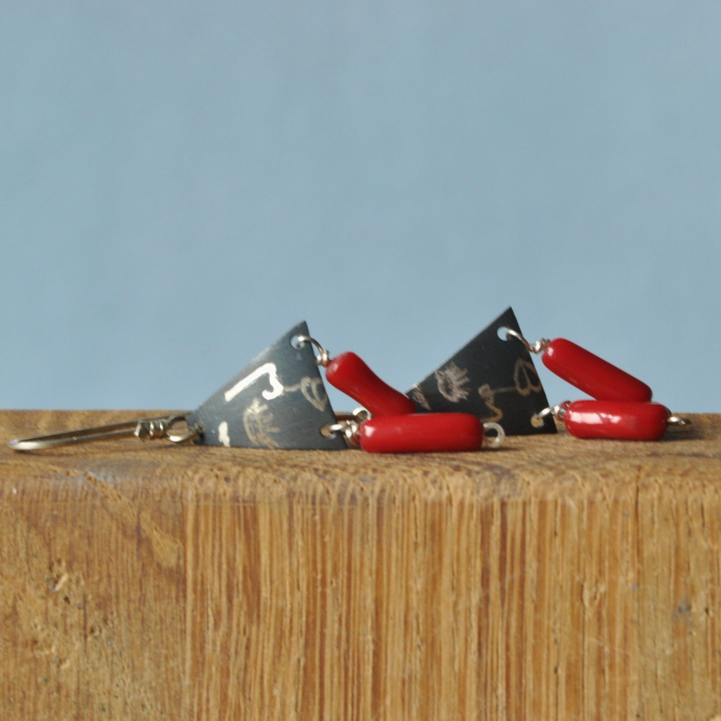 Engraved earrings in oxidized silver and with natural coral 'Dialog'