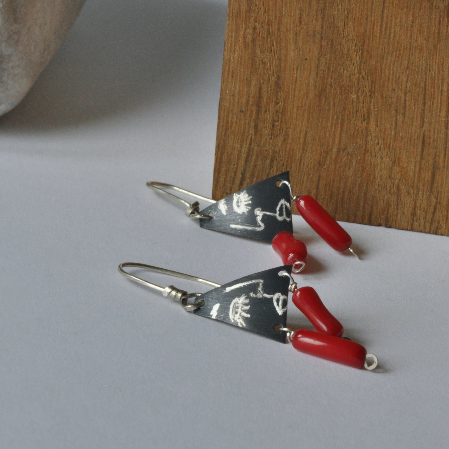 Engraved earrings in oxidized silver and with natural coral 'Dialog'