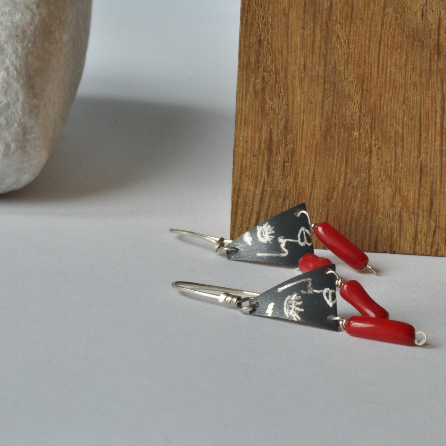 Engraved earrings in oxidized silver and with natural coral 'Dialog'