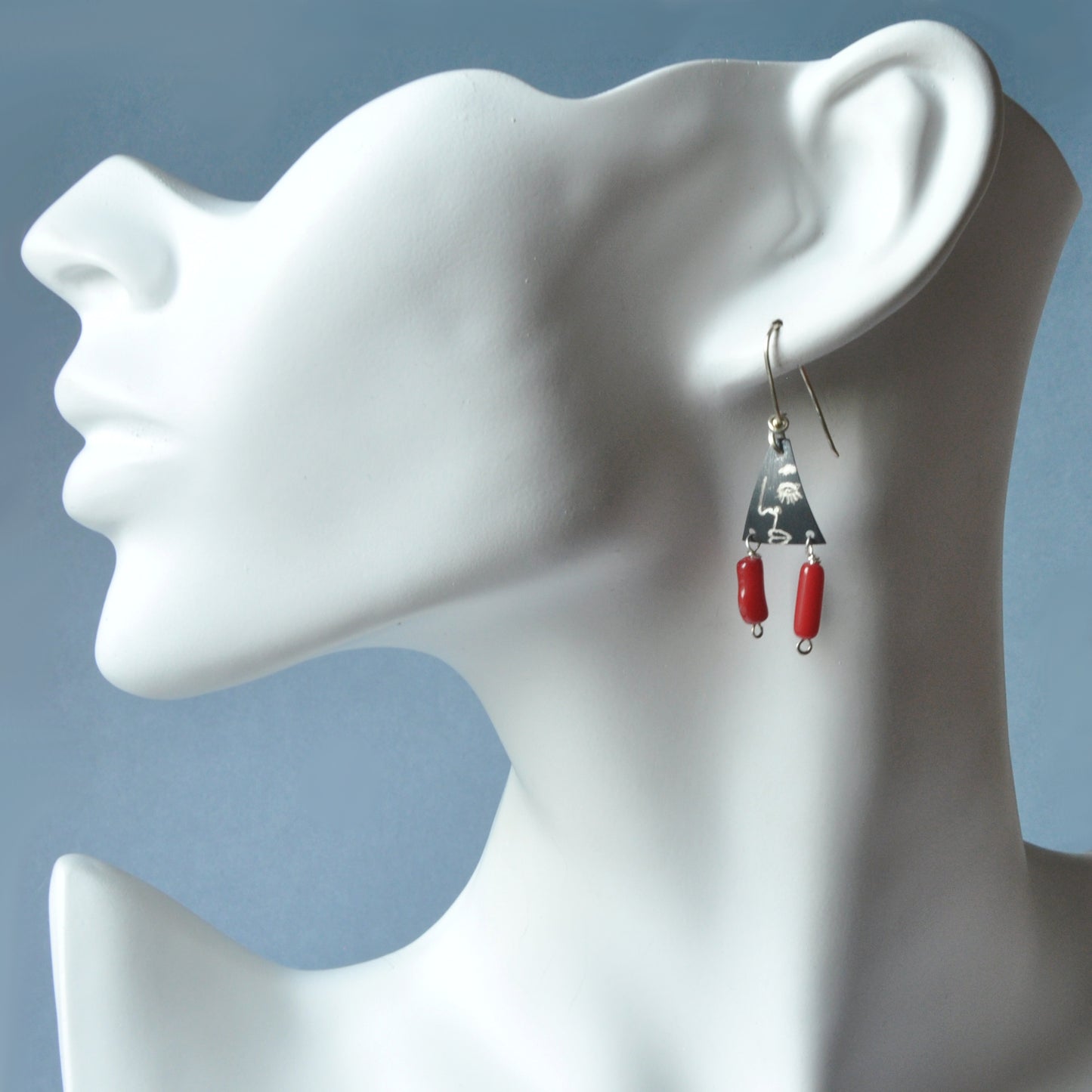 Engraved earrings in oxidized silver and with natural coral 'Dialog'