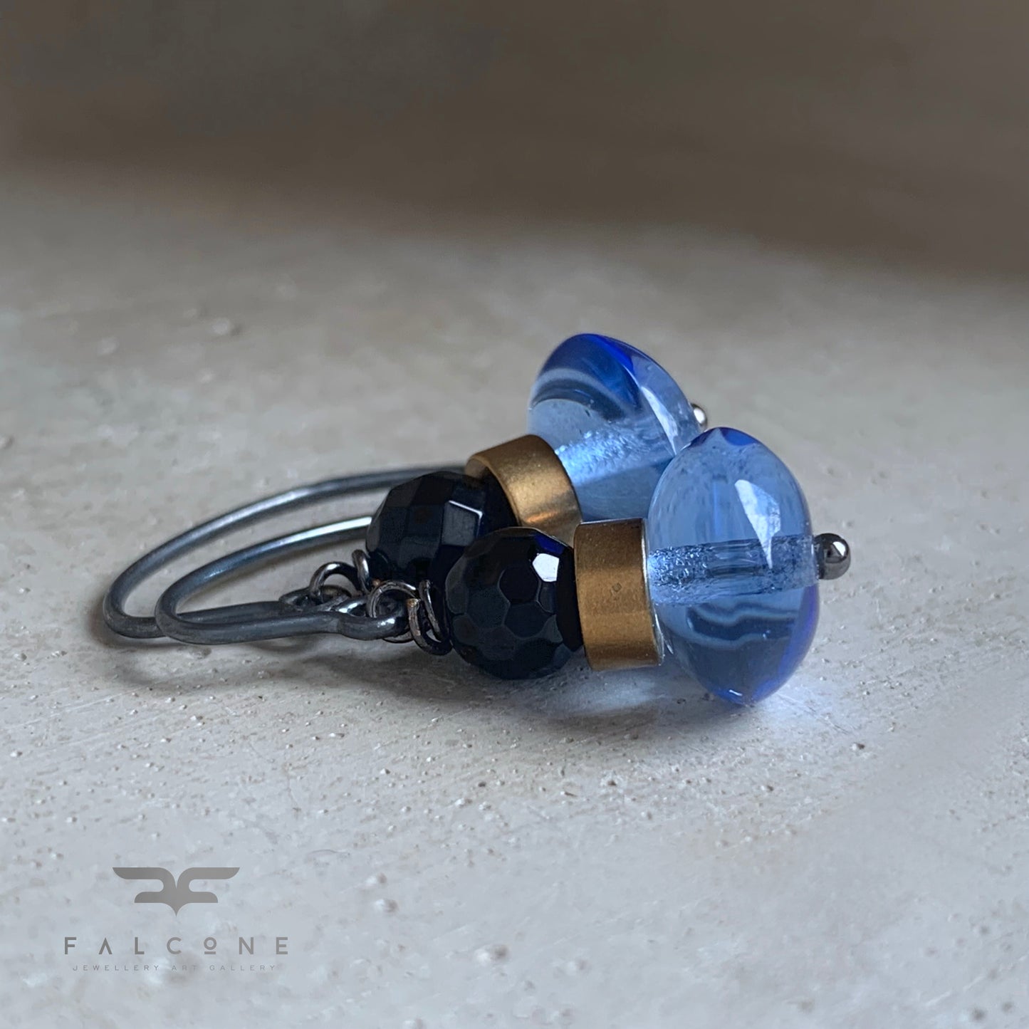 Pendientes de latón, ónix y vidrio 'Azul frío y ónix negro'
