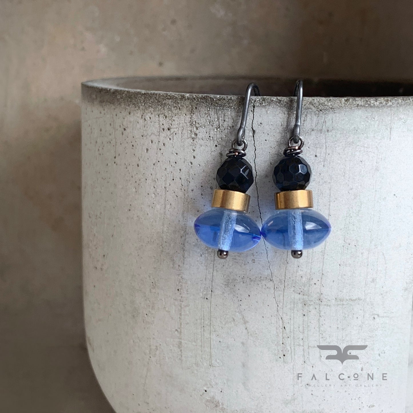 Pendientes de latón, ónix y vidrio 'Azul frío y ónix negro'