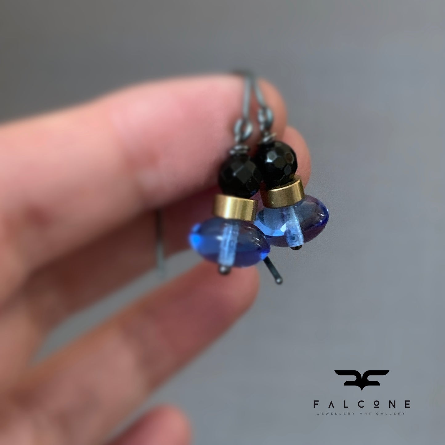 Pendientes de latón, ónix y vidrio 'Azul frío y ónix negro'