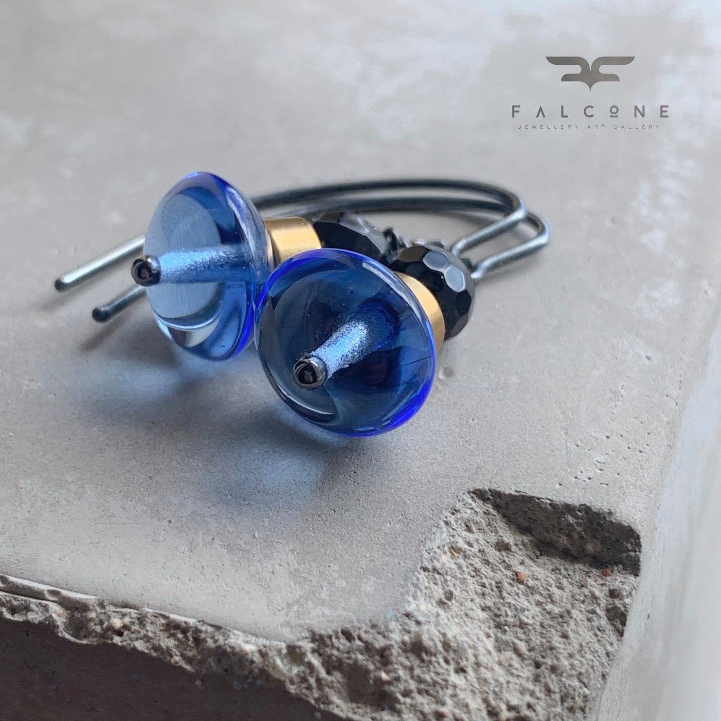 Pendientes de latón, ónix y vidrio 'Azul frío y ónix negro'