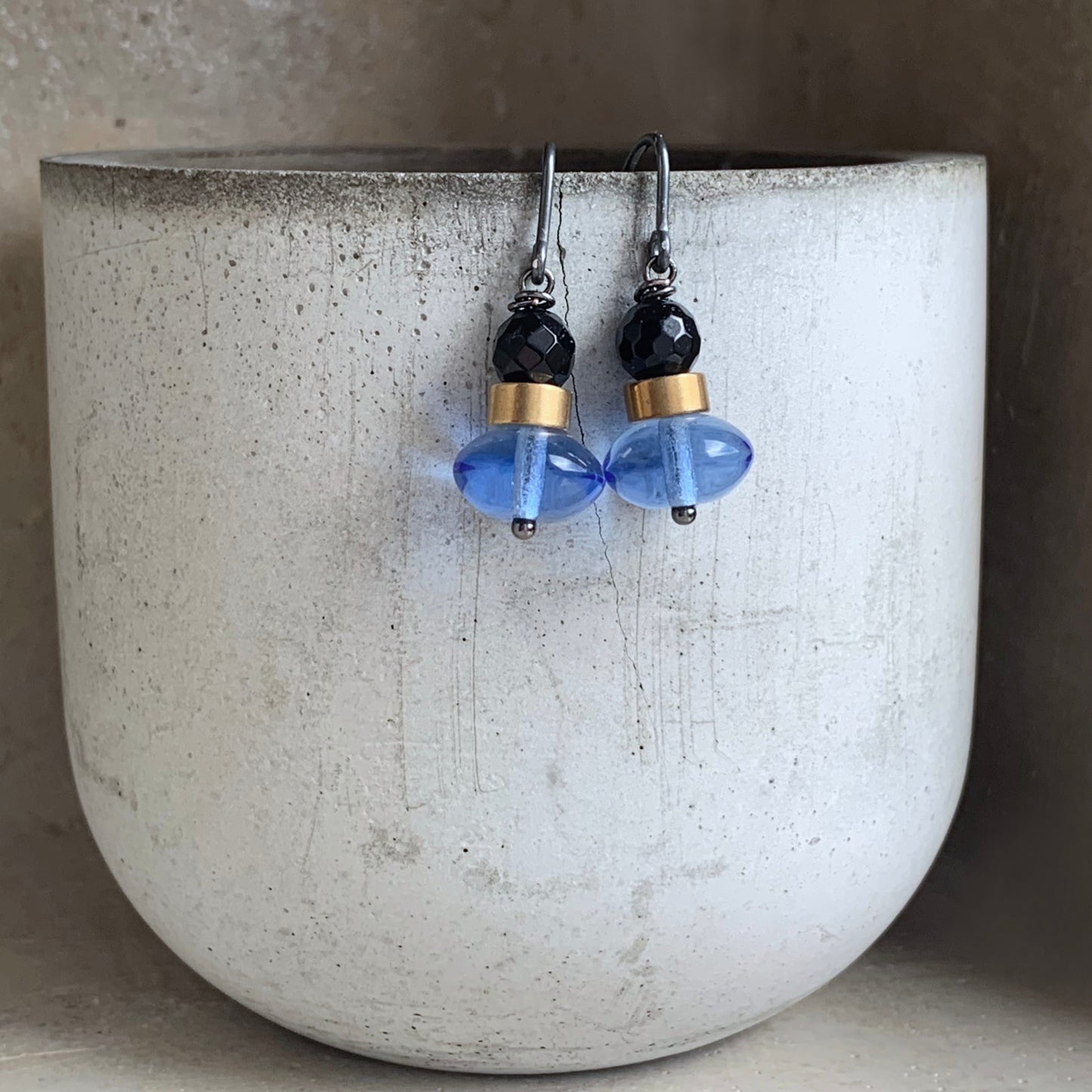 Pendientes de latón, ónix y vidrio 'Azul frío y ónix negro'