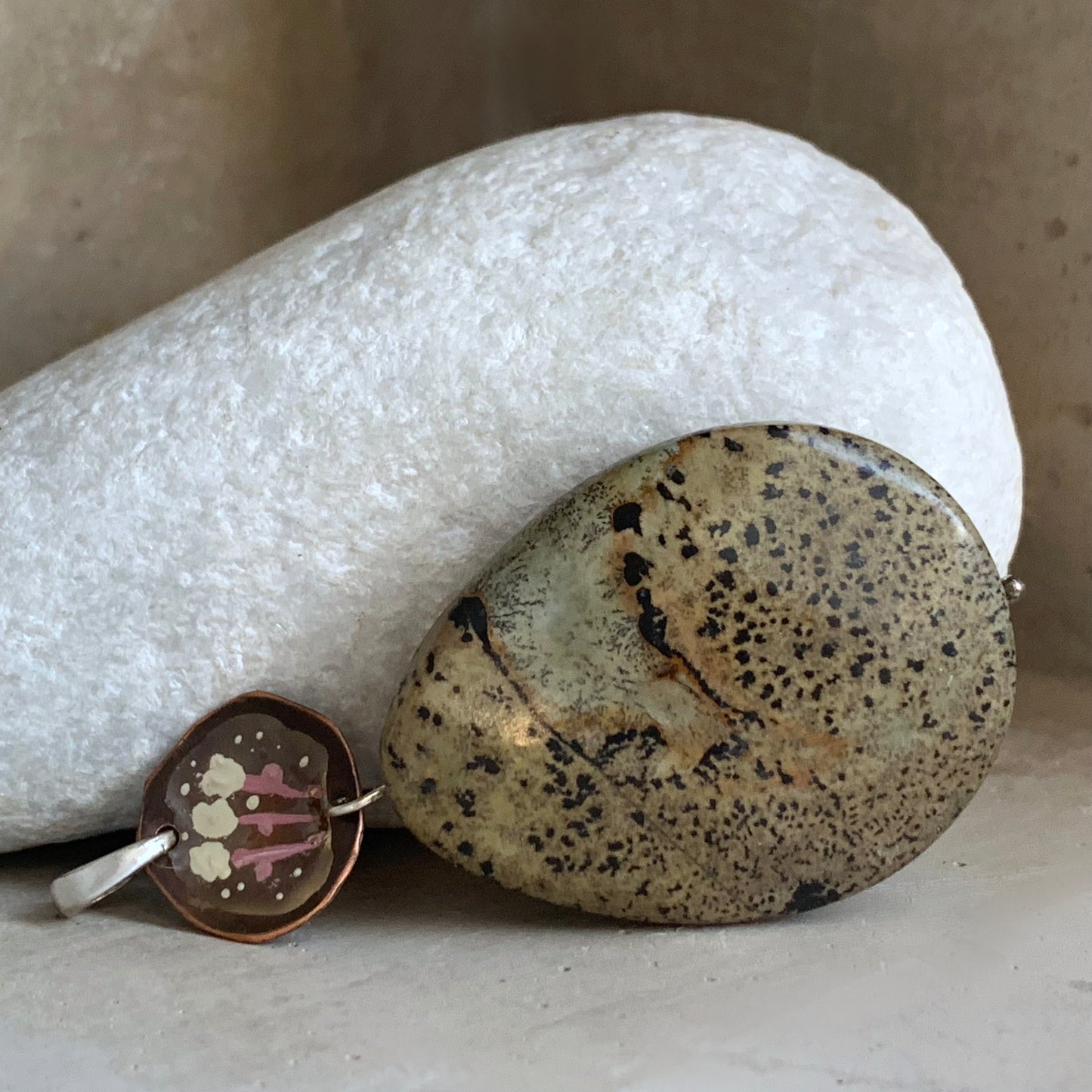 Colgante de piedra, cobre y plata pintado a mano 'Jaspe y Jardín de Rosas'