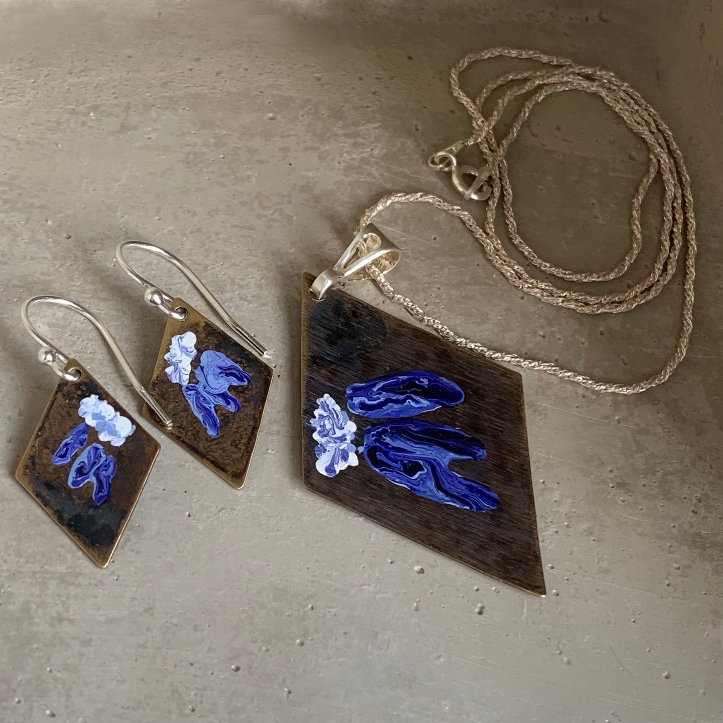 Pendientes de latón y plata 'Flores moradas'