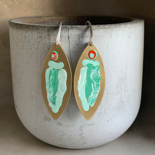 Pendientes de latón y plata de ley ‘Pez celadón con ojo rojo’