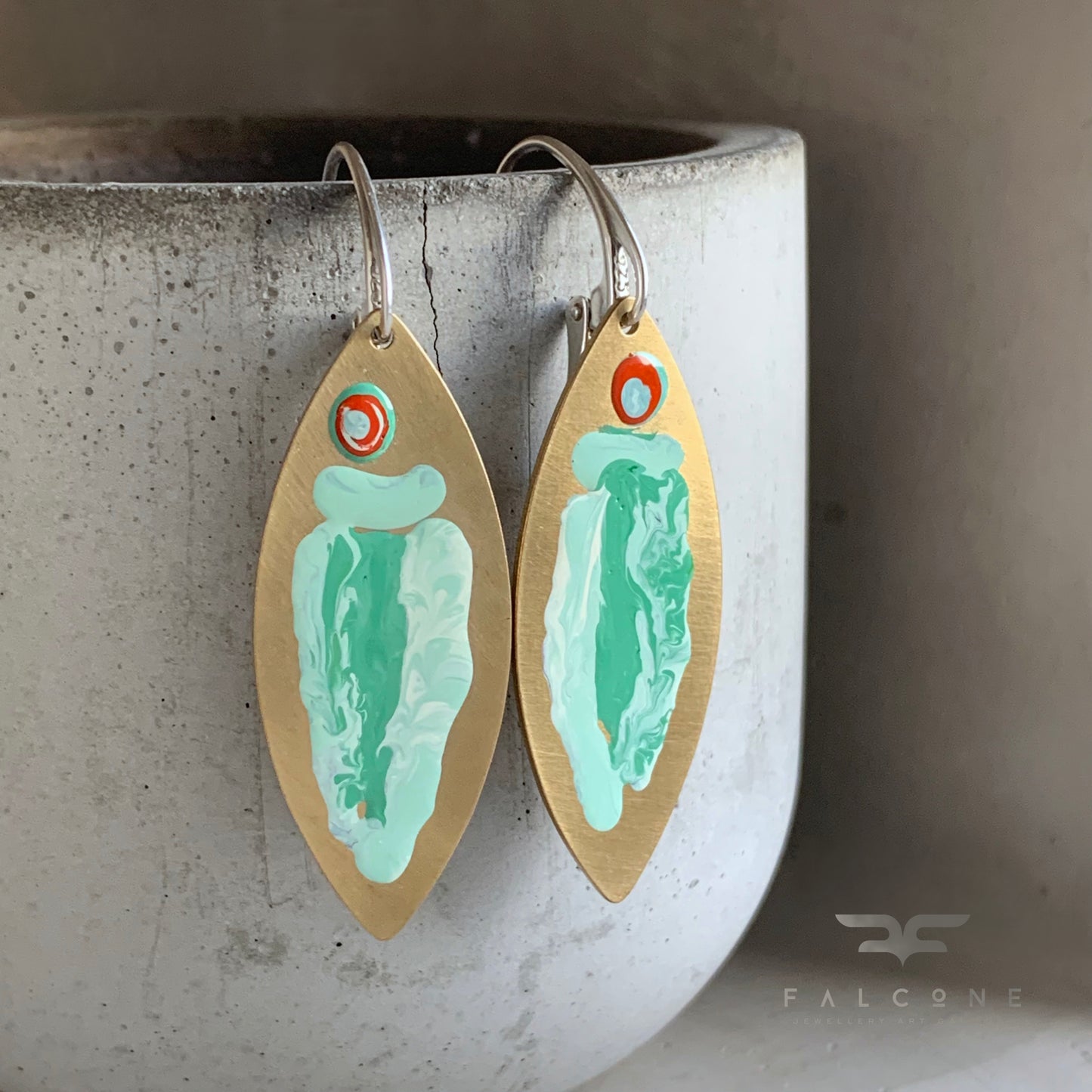 Pendientes de latón y plata de ley ‘Pez celadón con ojo rojo’